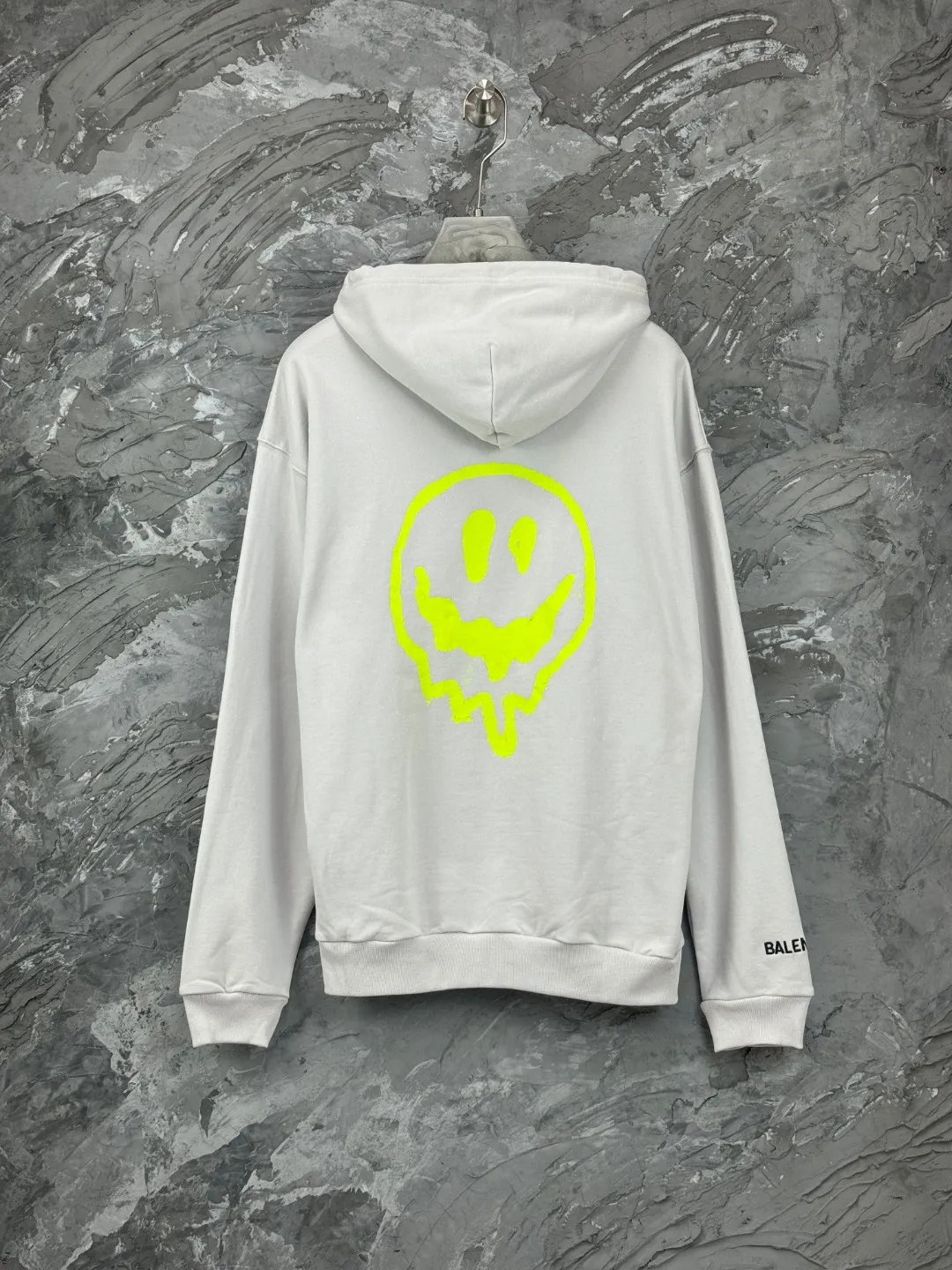 🅿️420 BALENCI*GA Paris hitg there+dripley artistic hooded zipper sweatshirt. The front pattern is printed with computer direct printing. Luminous effect. The sleeves are finely embroidered with imported Tajima embroidery machine. Customized matching hardware. Clear letters. Three-dimensional effect. Exclusively pattern-woven and dyed 460g fabric. Threads are dyed in the same cylinder with zero color difference. Brick cabinet synchronization. Welcome to compare. Same style for men and women -Color: black, off-white, floral gray -SIZE: Xs S M L style number 8975#