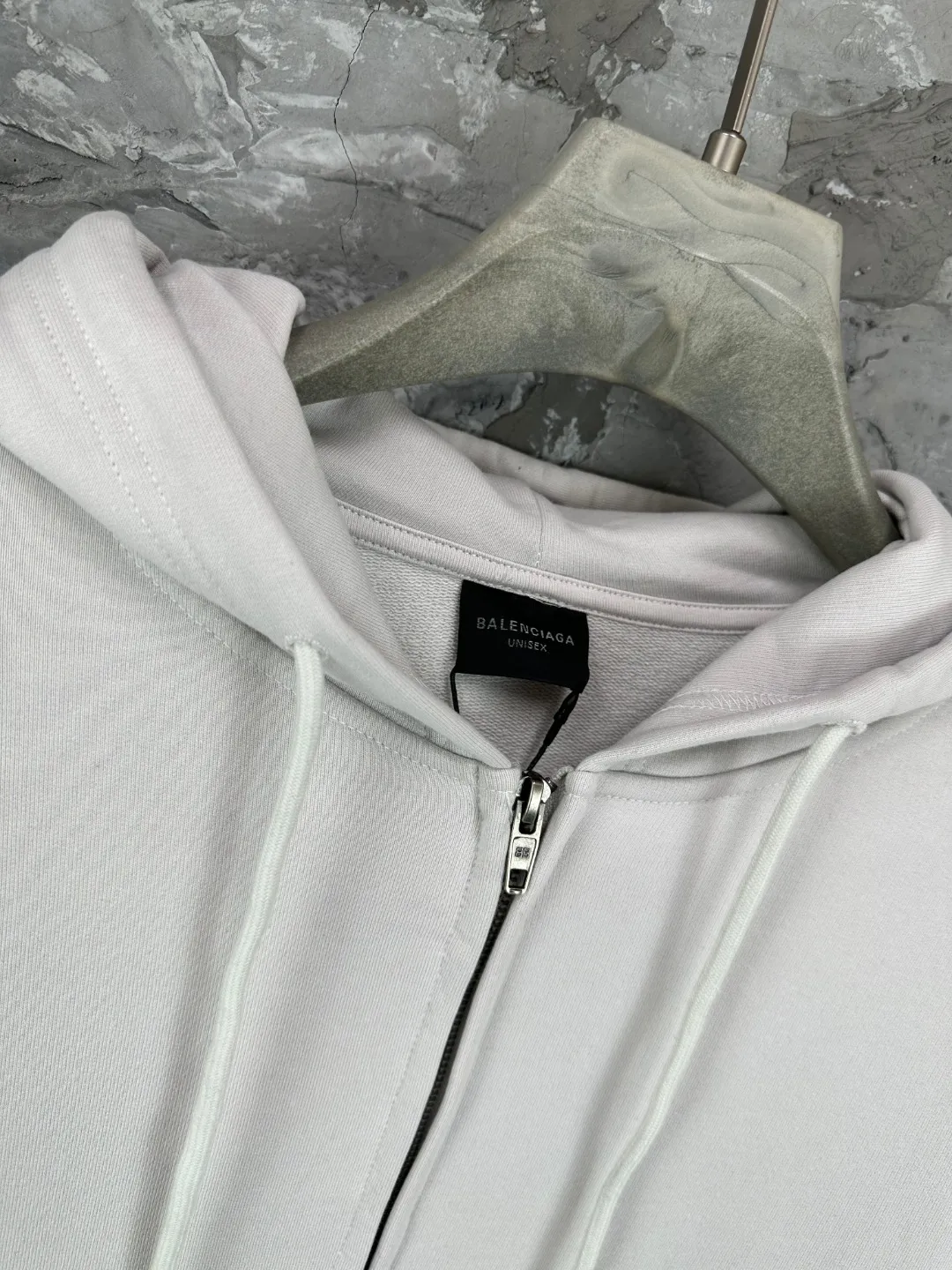🅿️420 BALENCI*GA Paris hitg there+dripley artistic hooded zipper sweatshirt. The front pattern is printed with computer direct printing. Luminous effect. The sleeves are finely embroidered with imported Tajima embroidery machine. Customized matching hardware. Clear letters. Three-dimensional effect. Exclusively pattern-woven and dyed 460g fabric. Threads are dyed in the same cylinder with zero color difference. Brick cabinet synchronization. Welcome to compare. Same style for men and women -Color: black, off-white, floral gray -SIZE: Xs S M L style number 8975#