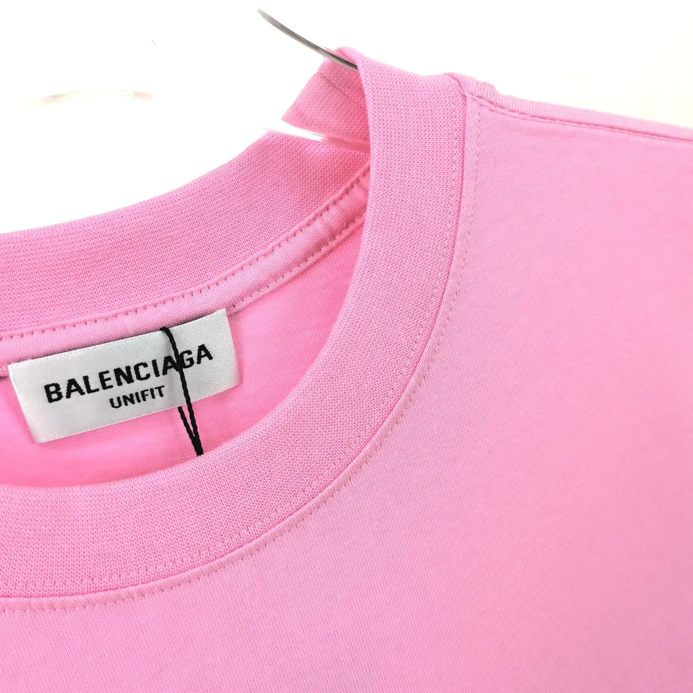Top tested version of Balenciaga Balenciaga lock new logo hot diamond male and female couple star same style pure cotton short-sleeved T-shirt Imported hot diamond technology The complexity of the layout can be seen in the picture Swarovski rhinestones are full of gloss to distinguish the difference between the market and the original version 32s240g double yarn combed cotton fabric Three standards for large quantities + code number sticker + dustproof paper with logo Color: black pink Size: Xs-L P:270