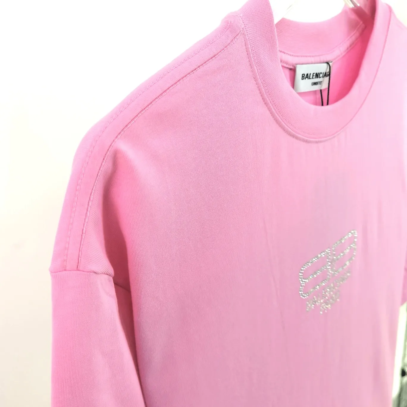 Top tested version of Balenciaga Balenciaga lock new logo hot diamond male and female couple star same style pure cotton short-sleeved T-shirt Imported hot diamond technology The complexity of the layout can be seen in the picture Swarovski rhinestones are full of gloss to distinguish the difference between the market and the original version 32s240g double yarn combed cotton fabric Three standards for large quantities + code number sticker + dustproof paper with logo Color: black pink Size: Xs-L P:270
