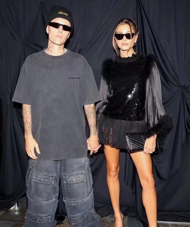 ♻️💯Upper body reference model picture❤️BALENCIAGA2022 new Balenciaga back large LOGO embroidery, washed and distressed, basic loose cotton short sleeves for men and women, custom-woven and dyed 280g vulcanized black fabric, the weight of the fabric after washing is up to 300+g, imported Tajima embroidery, the letters are clear, and the embroidery uses 3D cherry blossom thread. The sand-frying process of ready-made garments makes the fabric slightly white and the whole body is broken. It is so trendy, contemporary and versatile!  Size: XS-L Color: Washed Black P:250