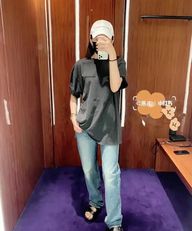 ♻️💯Upper body reference model picture❤️BALENCIAGA2022 new Balenciaga back large LOGO embroidery, washed and distressed, basic loose cotton short sleeves for men and women, custom-woven and dyed 280g vulcanized black fabric, the weight of the fabric after washing is up to 300+g, imported Tajima embroidery, the letters are clear, and the embroidery uses 3D cherry blossom thread. The sand-frying process of ready-made garments makes the fabric slightly white and the whole body is broken. It is so trendy, contemporary and versatile!  Size: XS-L Color: Washed Black P:250