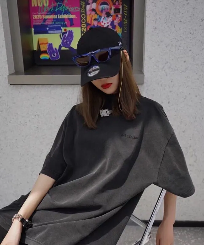 ♻️💯Upper body reference model picture❤️BALENCIAGA2022 new Balenciaga back large LOGO embroidery, washed and distressed, basic loose cotton short sleeves for men and women, custom-woven and dyed 280g vulcanized black fabric, the weight of the fabric after washing is up to 300+g, imported Tajima embroidery, the letters are clear, and the embroidery uses 3D cherry blossom thread. The sand-frying process of ready-made garments makes the fabric slightly white and the whole body is broken. It is so trendy, contemporary and versatile!  Size: XS-L Color: Washed Black P:250