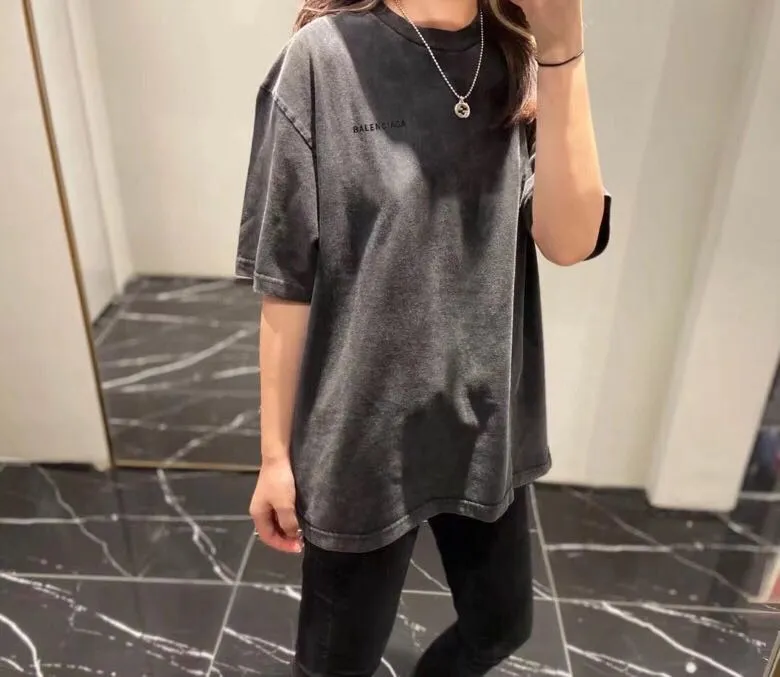 ♻️💯Upper body reference model picture❤️BALENCIAGA2022 new Balenciaga back large LOGO embroidery, washed and distressed, basic loose cotton short sleeves for men and women, custom-woven and dyed 280g vulcanized black fabric, the weight of the fabric after washing is up to 300+g, imported Tajima embroidery, the letters are clear, and the embroidery uses 3D cherry blossom thread. The sand-frying process of ready-made garments makes the fabric slightly white and the whole body is broken. It is so trendy, contemporary and versatile!  Size: XS-L Color: Washed Black P:250