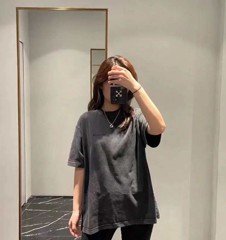 ♻️💯Upper body reference model picture❤️BALENCIAGA2022 new Balenciaga back large LOGO embroidery, washed and distressed, basic loose cotton short sleeves for men and women, custom-woven and dyed 280g vulcanized black fabric, the weight of the fabric after washing is up to 300+g, imported Tajima embroidery, the letters are clear, and the embroidery uses 3D cherry blossom thread. The sand-frying process of ready-made garments makes the fabric slightly white and the whole body is broken. It is so trendy, contemporary and versatile!  Size: XS-L Color: Washed Black P:250