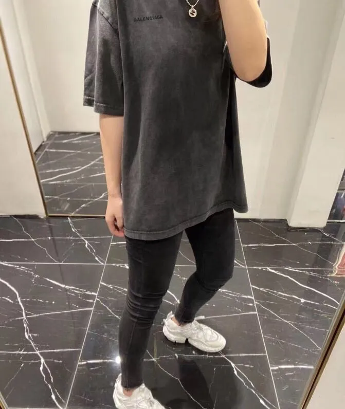 ♻️💯Upper body reference model picture❤️BALENCIAGA2022 new Balenciaga back large LOGO embroidery, washed and distressed, basic loose cotton short sleeves for men and women, custom-woven and dyed 280g vulcanized black fabric, the weight of the fabric after washing is up to 300+g, imported Tajima embroidery, the letters are clear, and the embroidery uses 3D cherry blossom thread. The sand-frying process of ready-made garments makes the fabric slightly white and the whole body is broken. It is so trendy, contemporary and versatile!  Size: XS-L Color: Washed Black P:250