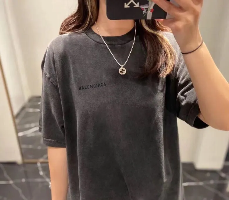 ♻️💯Upper body reference model picture❤️BALENCIAGA2022 new Balenciaga back large LOGO embroidery, washed and distressed, basic loose cotton short sleeves for men and women, custom-woven and dyed 280g vulcanized black fabric, the weight of the fabric after washing is up to 300+g, imported Tajima embroidery, the letters are clear, and the embroidery uses 3D cherry blossom thread. The sand-frying process of ready-made garments makes the fabric slightly white and the whole body is broken. It is so trendy, contemporary and versatile!  Size: XS-L Color: Washed Black P:250