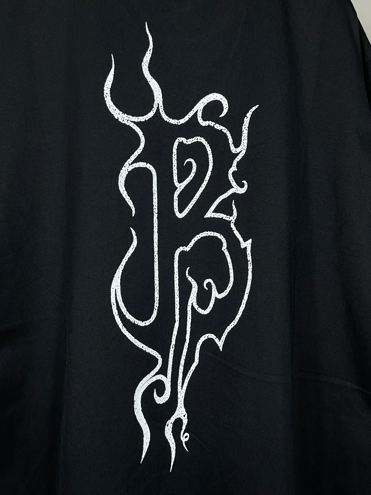 🅿️186 real photos [Top version. Official website quality] BALENCI*GA/Paris. 2024 new style flame letter LOGO destruction printed short-sleeved T-shirt. Brick cabinets are synchronized. Genuine products are developed at the first time, and you can print and compare! The fabric is made of Paris ZP custom-woven and dyed cotton double yarn. Weighing 260 grams, the cloth surface is clean. The cloth pattern is clear, soft and comfortable. The threads are dyed with no color difference. The classic LOGO is printed using environmentally friendly imported materials, with clear pattern letters and a three-dimensional effect. Restored brick cabinet. Ready-made clothes are washed, worn and distressed. Different market currency. Welcome to compare. The version adopts OS loose shoulder version. Same style for men and women. Code: BL233303 Color: black, white, yellow, gray blue Size: XS to L