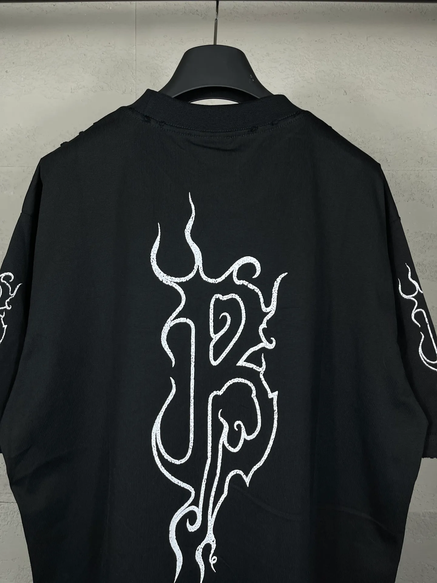 🅿️186 real photos [Top version. Official website quality] BALENCI*GA/Paris. 2024 new style flame letter LOGO destruction printed short-sleeved T-shirt. Brick cabinets are synchronized. Genuine products are developed at the first time, and you can print and compare! The fabric is made of Paris ZP custom-woven and dyed cotton double yarn. Weighing 260 grams, the cloth surface is clean. The cloth pattern is clear, soft and comfortable. The threads are dyed with no color difference. The classic LOGO is printed using environmentally friendly imported materials, with clear pattern letters and a three-dimensional effect. Restored brick cabinet. Ready-made clothes are washed, worn and distressed. Different market currency. Welcome to compare. The version adopts OS loose shoulder version. Same style for men and women. Code: BL233303 Color: black, white, yellow, gray blue Size: XS to L