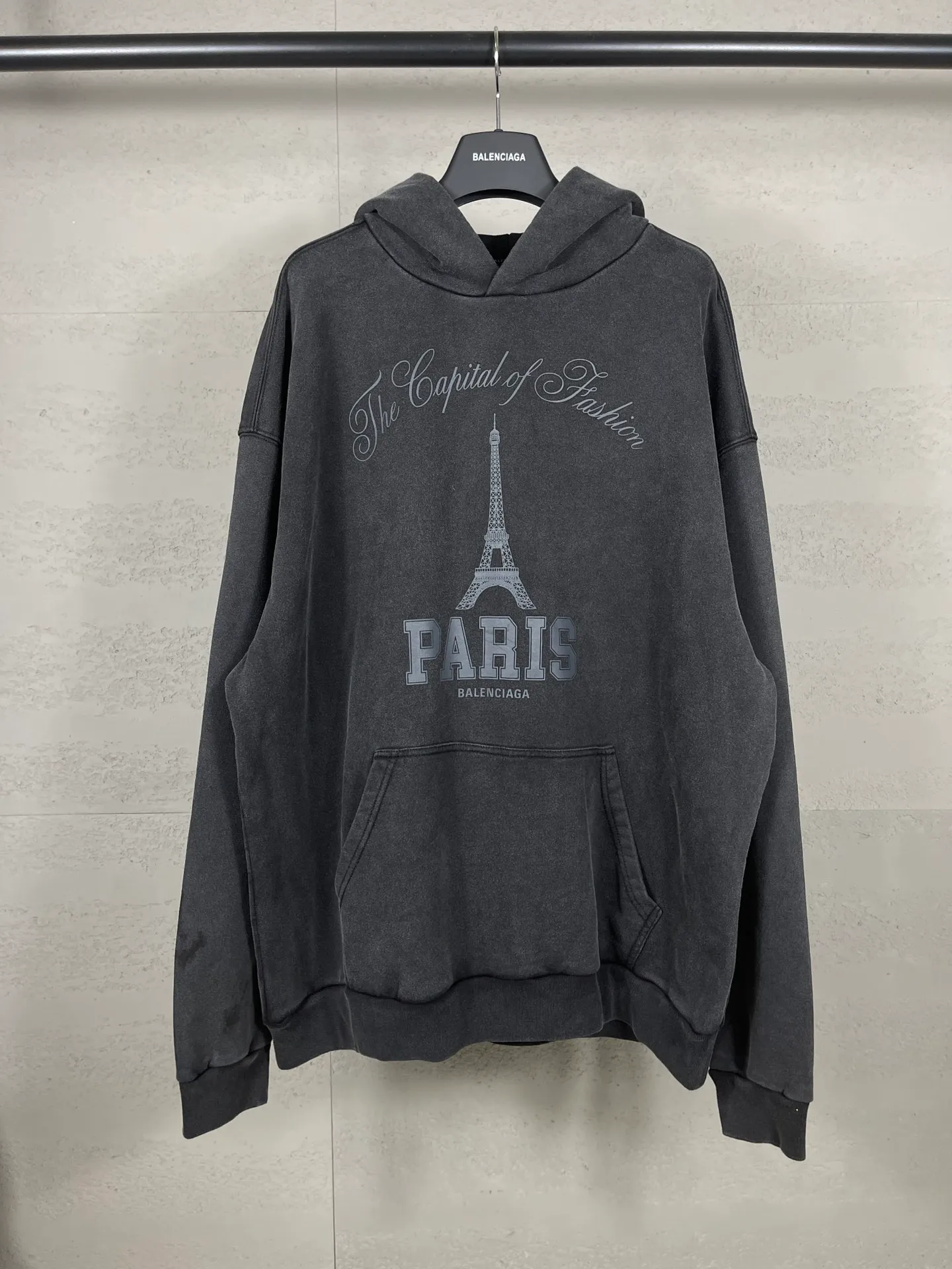 🅿️320 real shots [Top version. Official website quality] BALENCI*GA/Paris. 2024 new model. Front iron tower art print washed and distressed hooded sweatshirt. Brick cabinet synchronization. Genuine product developed at the first time, please print and compare! The fabric is made of Paris ZP custom-woven and dyed cotton sweatshirt. Weighing 460 grams, the cloth surface is clean. The cloth pattern is clear, soft and comfortable. The threads are dyed with no color difference. The printing is made of environmentally friendly imported materials. The letters are clear and the effect is three-dimensional. The entire garment is washed and distressed. The version adopts OS loose shoulder design. Same style for men and women. Code: BL238909 Color: washed black Size: XS. S. M. L