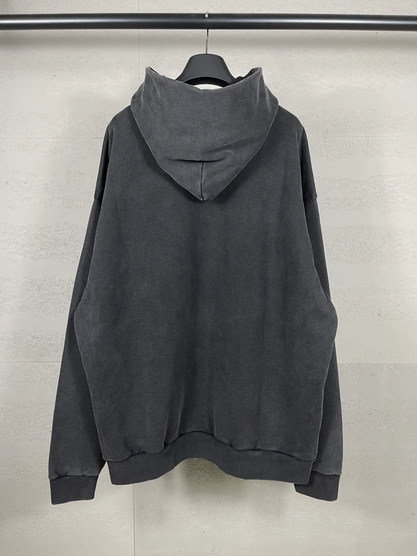 🅿️320 real shots [Top version. Official website quality] BALENCI*GA/Paris. 2024 new model. Front iron tower art print washed and distressed hooded sweatshirt. Brick cabinet synchronization. Genuine product developed at the first time, please print and compare! The fabric is made of Paris ZP custom-woven and dyed cotton sweatshirt. Weighing 460 grams, the cloth surface is clean. The cloth pattern is clear, soft and comfortable. The threads are dyed with no color difference. The printing is made of environmentally friendly imported materials. The letters are clear and the effect is three-dimensional. The entire garment is washed and distressed. The version adopts OS loose shoulder design. Same style for men and women. Code: BL238909 Color: washed black Size: XS. S. M. L