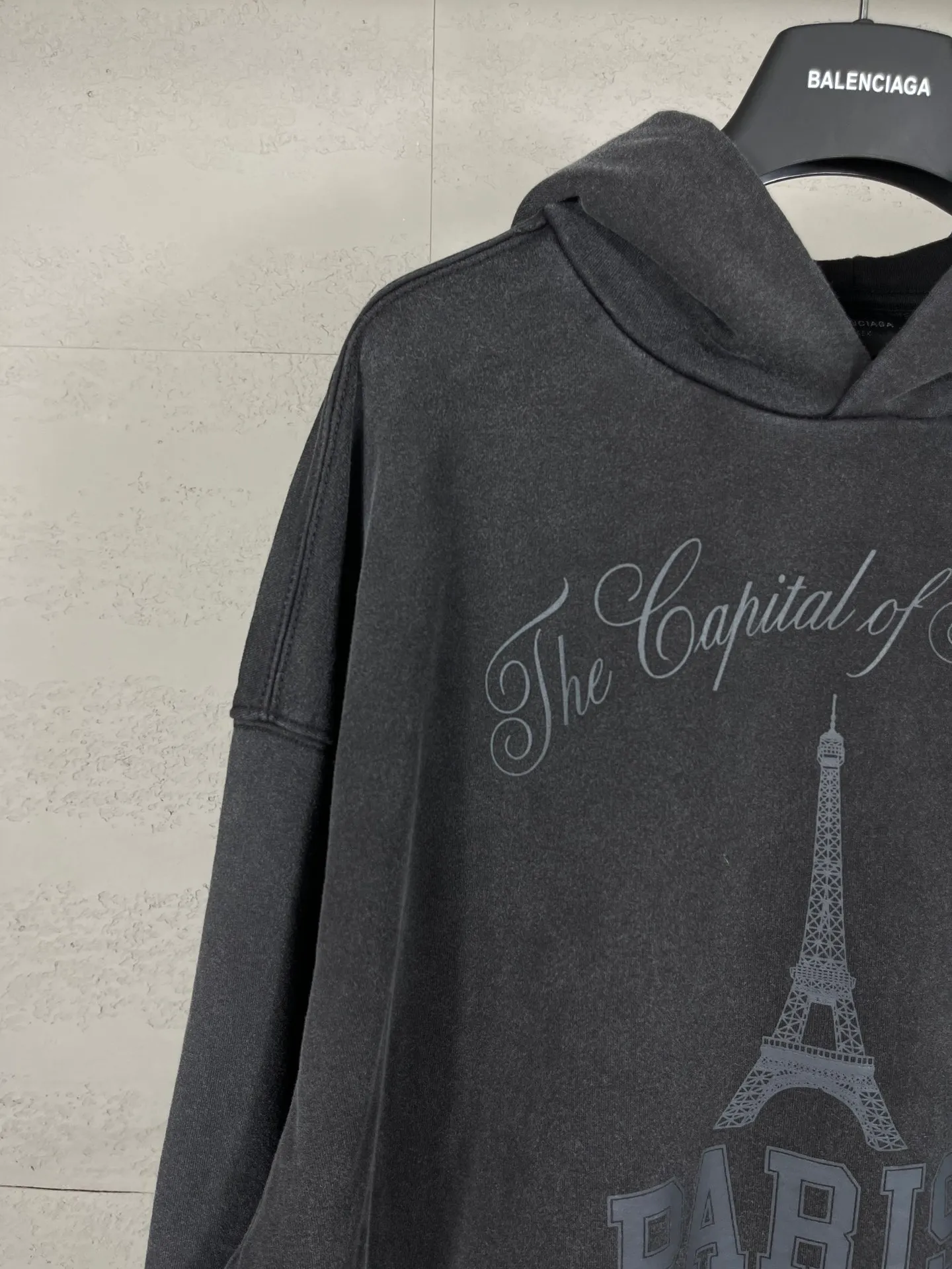 🅿️320 real shots [Top version. Official website quality] BALENCI*GA/Paris. 2024 new model. Front iron tower art print washed and distressed hooded sweatshirt. Brick cabinet synchronization. Genuine product developed at the first time, please print and compare! The fabric is made of Paris ZP custom-woven and dyed cotton sweatshirt. Weighing 460 grams, the cloth surface is clean. The cloth pattern is clear, soft and comfortable. The threads are dyed with no color difference. The printing is made of environmentally friendly imported materials. The letters are clear and the effect is three-dimensional. The entire garment is washed and distressed. The version adopts OS loose shoulder design. Same style for men and women. Code: BL238909 Color: washed black Size: XS. S. M. L