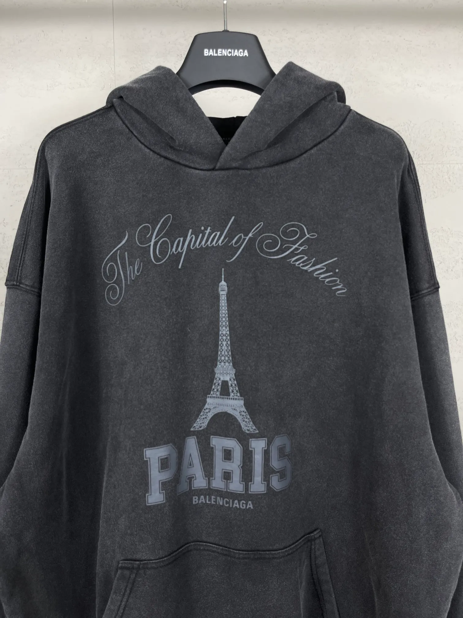 🅿️320 real shots [Top version. Official website quality] BALENCI*GA/Paris. 2024 new model. Front iron tower art print washed and distressed hooded sweatshirt. Brick cabinet synchronization. Genuine product developed at the first time, please print and compare! The fabric is made of Paris ZP custom-woven and dyed cotton sweatshirt. Weighing 460 grams, the cloth surface is clean. The cloth pattern is clear, soft and comfortable. The threads are dyed with no color difference. The printing is made of environmentally friendly imported materials. The letters are clear and the effect is three-dimensional. The entire garment is washed and distressed. The version adopts OS loose shoulder design. Same style for men and women. Code: BL238909 Color: washed black Size: XS. S. M. L