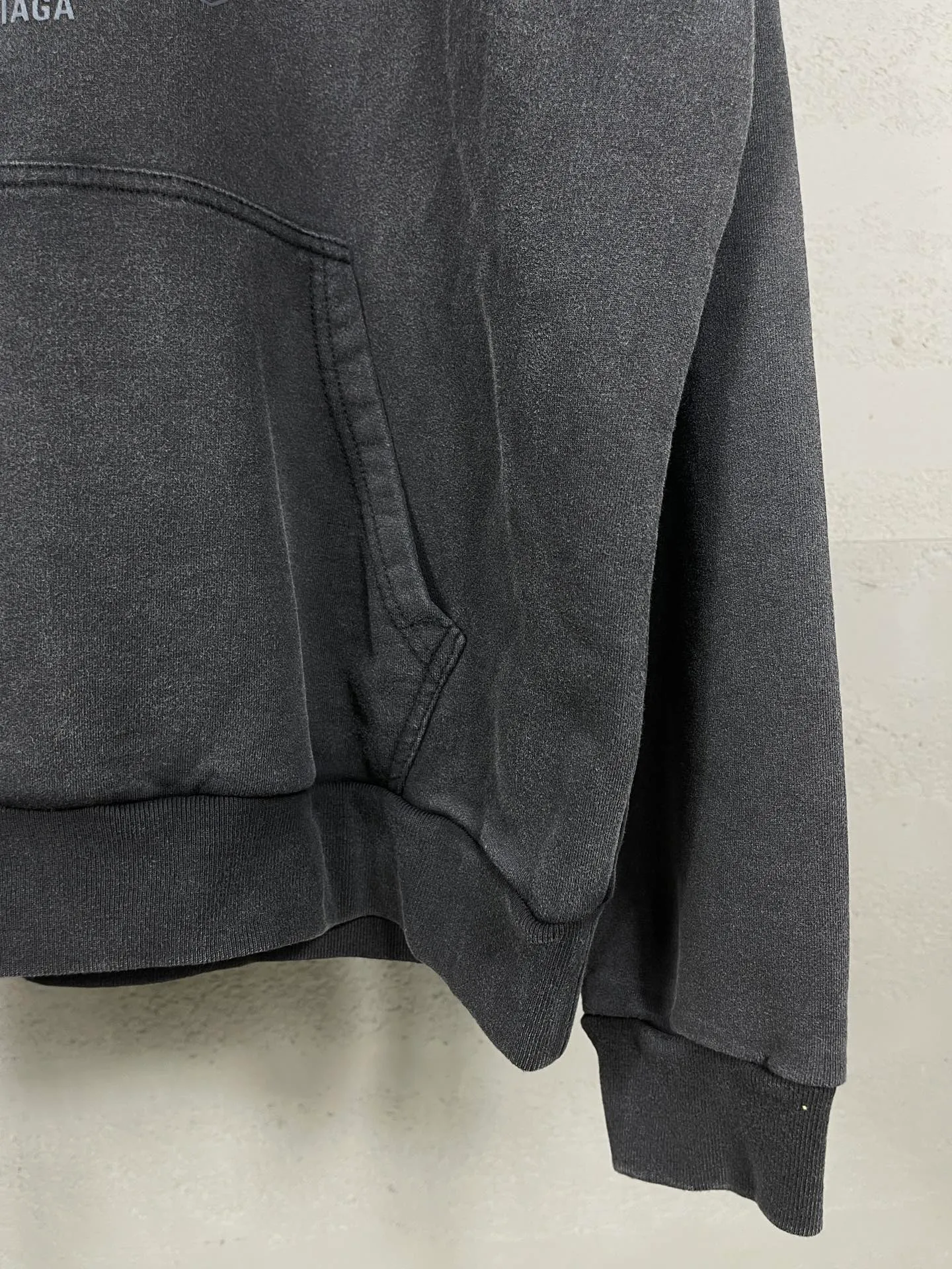 🅿️320 real shots [Top version. Official website quality] BALENCI*GA/Paris. 2024 new model. Front iron tower art print washed and distressed hooded sweatshirt. Brick cabinet synchronization. Genuine product developed at the first time, please print and compare! The fabric is made of Paris ZP custom-woven and dyed cotton sweatshirt. Weighing 460 grams, the cloth surface is clean. The cloth pattern is clear, soft and comfortable. The threads are dyed with no color difference. The printing is made of environmentally friendly imported materials. The letters are clear and the effect is three-dimensional. The entire garment is washed and distressed. The version adopts OS loose shoulder design. Same style for men and women. Code: BL238909 Color: washed black Size: XS. S. M. L
