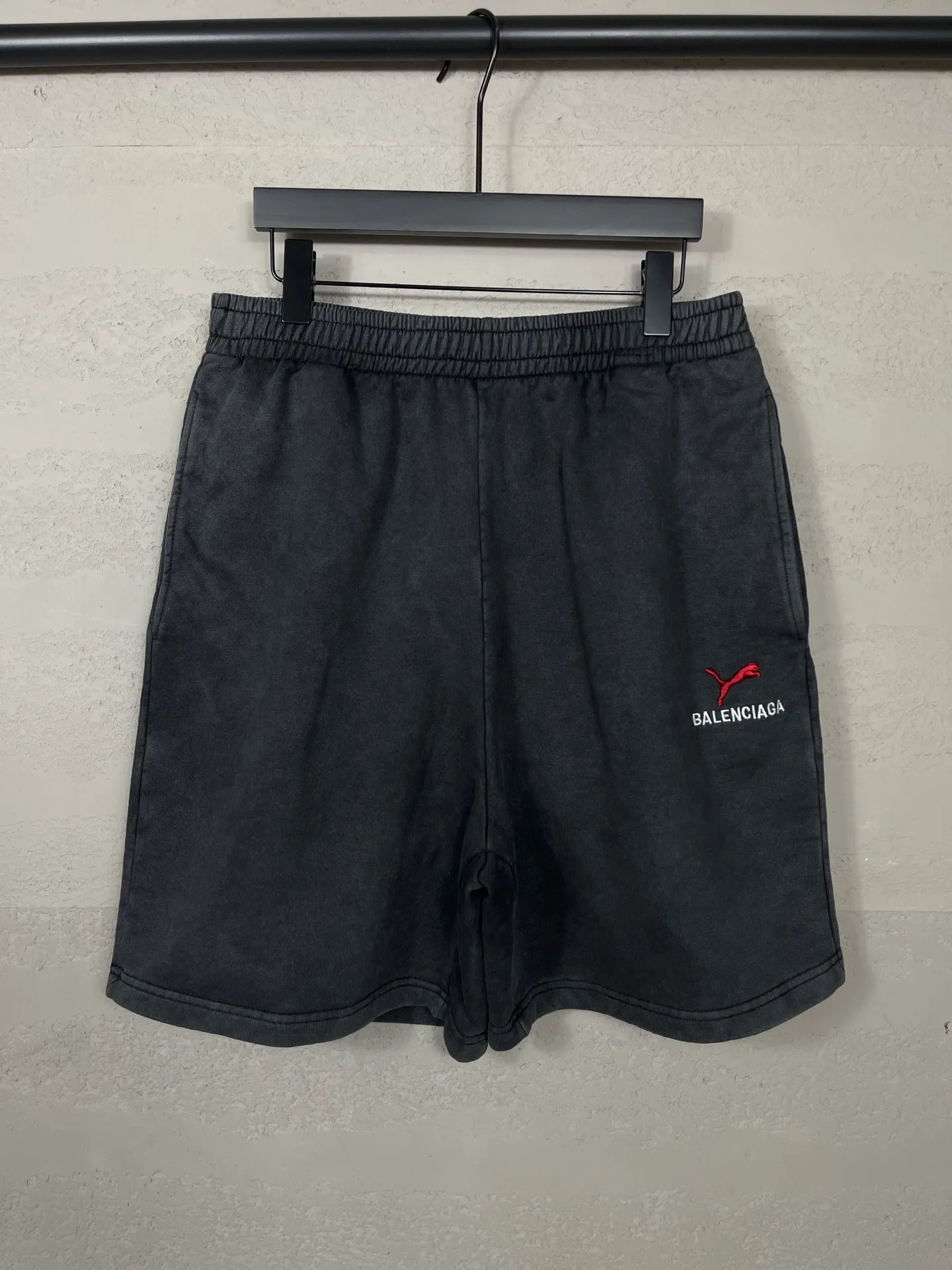 🅿️220 real photos [Top version. Official website quality] BALENCI*GA/26 new model. Paris co-branded puma series embroidered distressed washed shorts. Embroidered logo on the left side of the front. SS25 latest model. Research and development at the first time, different market currencies. Comparisons welcome. The fabric is made of Paris ZP custom-woven and dyed cotton sweatshirt, with a weight of 460 grams. The cloth surface is clean. The cloth pattern is clear, soft and comfortable. The embroidery is embroidered using imported Tajima embroidery machines. The letters are clear, the three-dimensional effect is strong, and there are no burrs. Jubie market currency. Welcome to compare. Same style for men and women Code: BL257013 Color: Washed Black Size: XS S M L