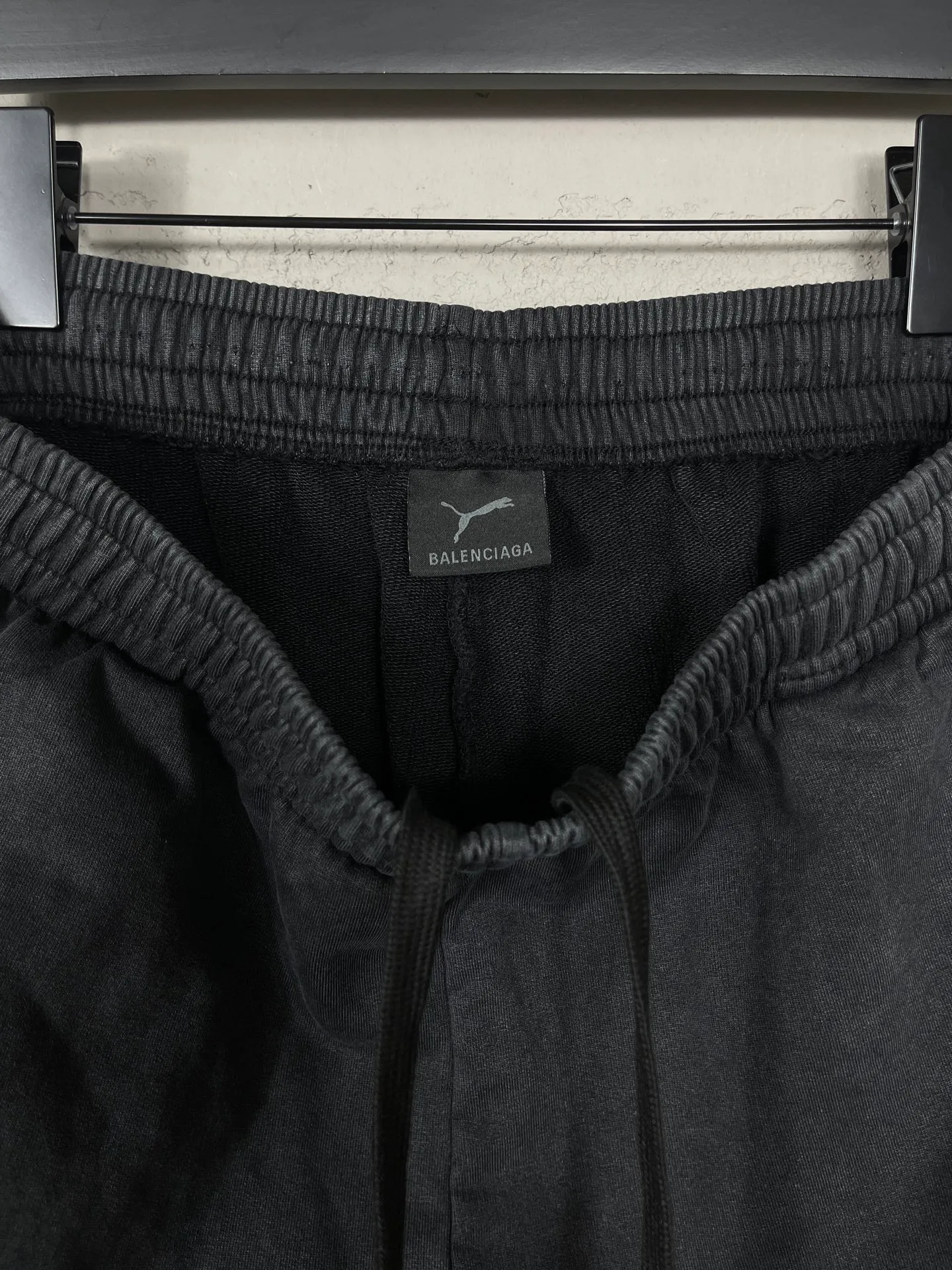 🅿️220 real photos [Top version. Official website quality] BALENCI*GA/26 new model. Paris co-branded puma series embroidered distressed washed shorts. Embroidered logo on the left side of the front. SS25 latest model. Research and development at the first time, different market currencies. Comparisons welcome. The fabric is made of Paris ZP custom-woven and dyed cotton sweatshirt, with a weight of 460 grams. The cloth surface is clean. The cloth pattern is clear, soft and comfortable. The embroidery is embroidered using imported Tajima embroidery machines. The letters are clear, the three-dimensional effect is strong, and there are no burrs. Jubie market currency. Welcome to compare. Same style for men and women Code: BL257013 Color: Washed Black Size: XS S M L