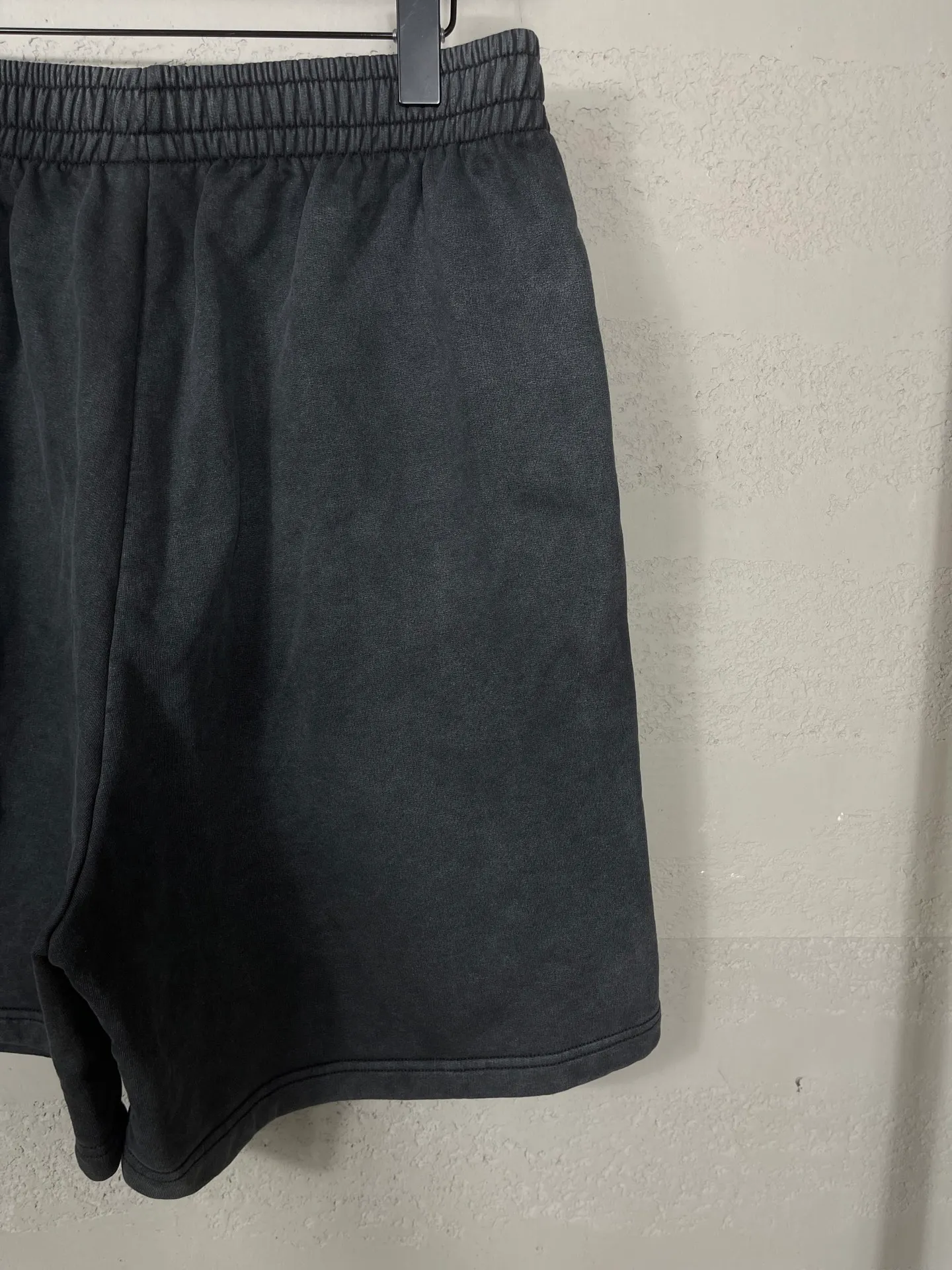 🅿️220 real photos [Top version. Official website quality] BALENCI*GA/26 new model. Paris co-branded puma series embroidered distressed washed shorts. Embroidered logo on the left side of the front. SS25 latest model. Research and development at the first time, different market currencies. Comparisons welcome. The fabric is made of Paris ZP custom-woven and dyed cotton sweatshirt, with a weight of 460 grams. The cloth surface is clean. The cloth pattern is clear, soft and comfortable. The embroidery is embroidered using imported Tajima embroidery machines. The letters are clear, the three-dimensional effect is strong, and there are no burrs. Jubie market currency. Welcome to compare. Same style for men and women Code: BL257013 Color: Washed Black Size: XS S M L