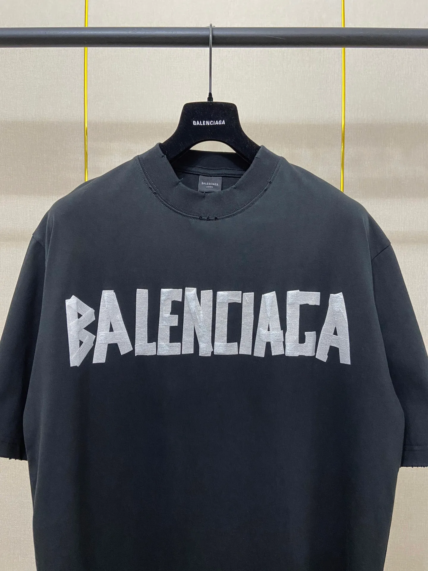 🅿️180 9110# Actual photo top version [[BALENCIA*GA] official website quality Paris new yellow tape bandage digital direct spray short-sleeved T-shirt OS version loose dropped shoulders Unisex style Fabric: 260g 100% pure cotton double yarn Process: front and rear digital direct spray garment wash worn distressed fixed color Color: gray blue white washed blue burgundy green Black silver rose red khaki Size: XS S M L