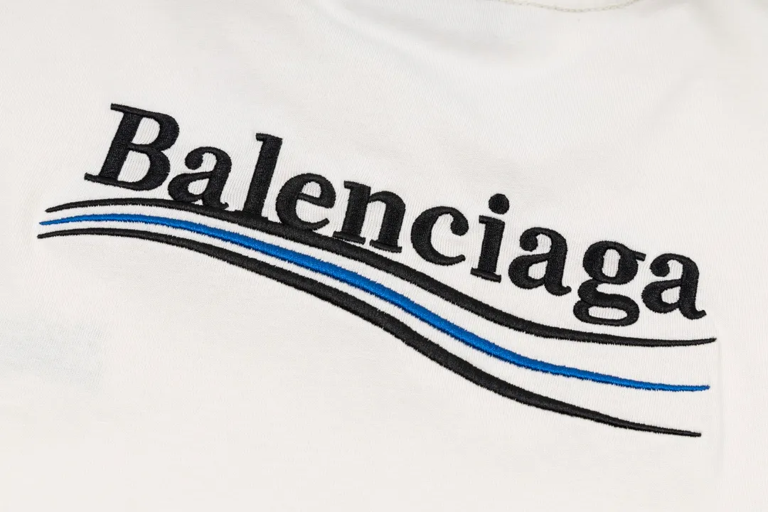 🅿️166 Detailed picture [Top version. Official website quality] BALENCI*GA/Paris#Classic.Coke embroidered short-sleeved T-shirt# The fabric is made of Paris ZP custom-woven and dyed cotton double yarn. Weighing 260 grams, the cloth surface is clean. The cloth pattern is clear, soft and comfortable. The threads are dyed with no color difference. The classic pattern embroidery uses an imported embroidery machine, and the embroidery thread color is embroidered according to the original color. It is produced according to the pictures in the special market. The letters are clear. The three-dimensional effect is strong. The version adopts the OS loose shoulder version. The same style for men and women. Coding: BL223028 Color: black. White. Dark gray. Brown. Light green. Purple. Off-white. Size: XS S M L