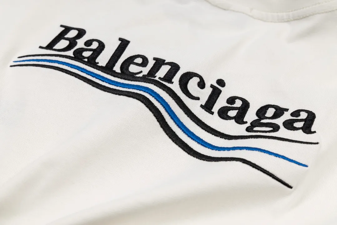 🅿️166 Detailed picture [Top version. Official website quality] BALENCI*GA/Paris#Classic.Coke embroidered short-sleeved T-shirt# The fabric is made of Paris ZP custom-woven and dyed cotton double yarn. Weighing 260 grams, the cloth surface is clean. The cloth pattern is clear, soft and comfortable. The threads are dyed with no color difference. The classic pattern embroidery uses an imported embroidery machine, and the embroidery thread color is embroidered according to the original color. It is produced according to the pictures in the special market. The letters are clear. The three-dimensional effect is strong. The version adopts the OS loose shoulder version. The same style for men and women. Coding: BL223028 Color: black. White. Dark gray. Brown. Light green. Purple. Off-white. Size: XS S M L
