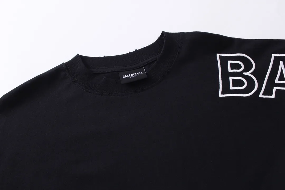 🅿️220 Detailed picture [Top version. Official website quality] BALENCI*GA/Paris BALENCI*GA#2024 latest model, Paris classic letters and large LOGO embroidery. Brick cabinet sync. The first genuine product was developed, with over 200,000 stitches of counter-position embroidery on the chest. Welcome to compare! The fabric is made of Paris ZP custom-woven and dyed 100% cotton double-yarn compact cotton. The weight is 260 grams. The cloth surface is clean. The cloth pattern is clear. It is soft and comfortable. It has good color fastness and is not easy to change color. The threads are woven and dyed with no color difference. The embroidery is done using imported Tajima embroidery machines. Super W needle thread embroidery, accurate positioning, three-dimensional effect, clear lines. No burrs and miscellaneous threads, ultra-high craftsmanship embroidery. The version adopts OS loose shoulder design. Same style for men and women. Code: BL225010 Color: black, white. Size: XS S M L