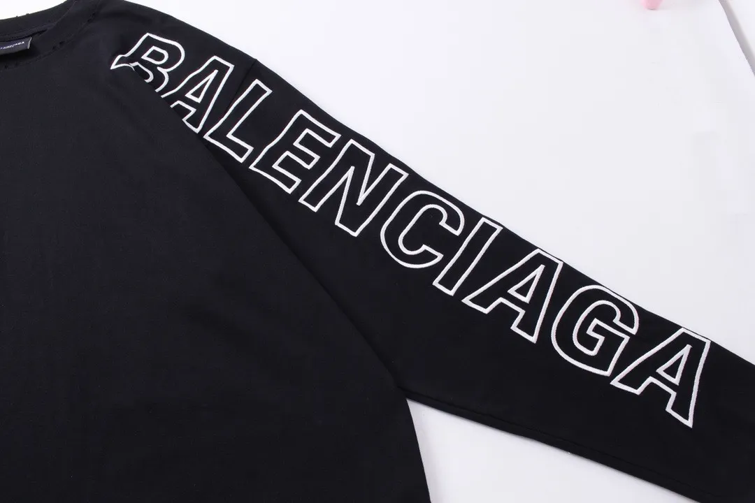 🅿️220 Detailed picture [Top version. Official website quality] BALENCI*GA/Paris BALENCI*GA#2024 latest model, Paris classic letters and large LOGO embroidery. Brick cabinet sync. The first genuine product was developed, with over 200,000 stitches of counter-position embroidery on the chest. Welcome to compare! The fabric is made of Paris ZP custom-woven and dyed 100% cotton double-yarn compact cotton. The weight is 260 grams. The cloth surface is clean. The cloth pattern is clear. It is soft and comfortable. It has good color fastness and is not easy to change color. The threads are woven and dyed with no color difference. The embroidery is done using imported Tajima embroidery machines. Super W needle thread embroidery, accurate positioning, three-dimensional effect, clear lines. No burrs and miscellaneous threads, ultra-high craftsmanship embroidery. The version adopts OS loose shoulder design. Same style for men and women. Code: BL225010 Color: black, white. Size: XS S M L