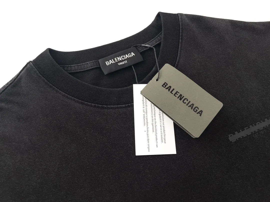 🅿️180 Detail Picture [Top version. Official website quality] BALENCI*GA/Paris BALENCI*GA# front and back letter seal printed washed short-sleeved T-shirt. Brick cabinet synchronization. The fabric is made of Paris ZP custom-woven and dyed 100% cotton double yarn compact cotton. The weight is 260 grams. The cloth surface is clean. The cloth pattern is clear. Soft and comfortable. The color fastness is good. It is not easy to change color. The threads are woven and dyed with no color difference. The printing uses imported environmentally friendly glue, which has a three-dimensional effect and no burrs. The ready-made clothes are washed and distressed, and the brick cabinets are restored. The version adopts the OS loose shoulder style. The same style for men and women. Code: BL223078 Color: Washed black Size: XS to L