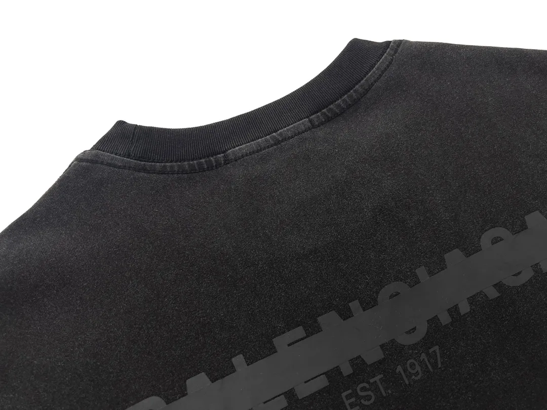 🅿️180 Detail Picture [Top version. Official website quality] BALENCI*GA/Paris BALENCI*GA# front and back letter seal printed washed short-sleeved T-shirt. Brick cabinet synchronization. The fabric is made of Paris ZP custom-woven and dyed 100% cotton double yarn compact cotton. The weight is 260 grams. The cloth surface is clean. The cloth pattern is clear. Soft and comfortable. The color fastness is good. It is not easy to change color. The threads are woven and dyed with no color difference. The printing uses imported environmentally friendly glue, which has a three-dimensional effect and no burrs. The ready-made clothes are washed and distressed, and the brick cabinets are restored. The version adopts the OS loose shoulder style. The same style for men and women. Code: BL223078 Color: Washed black Size: XS to L