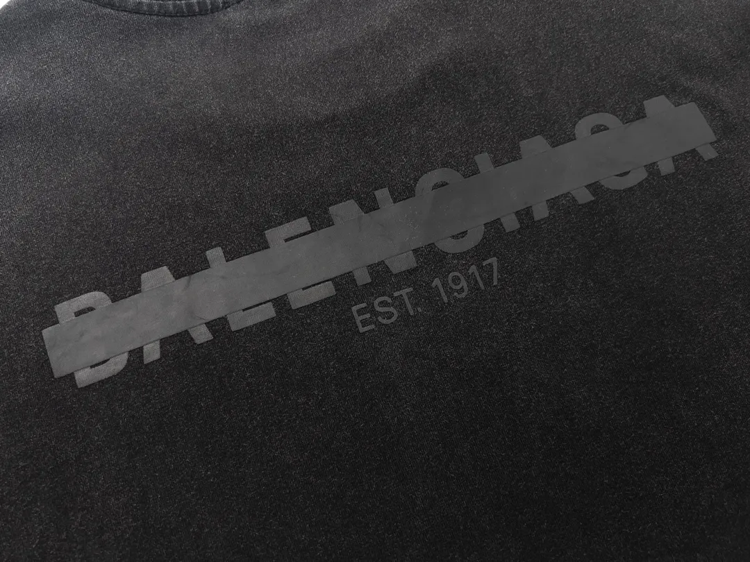 🅿️180 Detail Picture [Top version. Official website quality] BALENCI*GA/Paris BALENCI*GA# front and back letter seal printed washed short-sleeved T-shirt. Brick cabinet synchronization. The fabric is made of Paris ZP custom-woven and dyed 100% cotton double yarn compact cotton. The weight is 260 grams. The cloth surface is clean. The cloth pattern is clear. Soft and comfortable. The color fastness is good. It is not easy to change color. The threads are woven and dyed with no color difference. The printing uses imported environmentally friendly glue, which has a three-dimensional effect and no burrs. The ready-made clothes are washed and distressed, and the brick cabinets are restored. The version adopts the OS loose shoulder style. The same style for men and women. Code: BL223078 Color: Washed black Size: XS to L