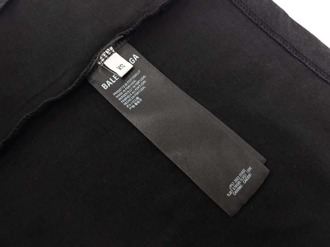 🅿️180 Detail Picture [Top version. Official website quality] BALENCI*GA/Paris BALENCI*GA# front and back letter seal printed washed short-sleeved T-shirt. Brick cabinet synchronization. The fabric is made of Paris ZP custom-woven and dyed 100% cotton double yarn compact cotton. The weight is 260 grams. The cloth surface is clean. The cloth pattern is clear. Soft and comfortable. The color fastness is good. It is not easy to change color. The threads are woven and dyed with no color difference. The printing uses imported environmentally friendly glue, which has a three-dimensional effect and no burrs. The ready-made clothes are washed and distressed, and the brick cabinets are restored. The version adopts the OS loose shoulder style. The same style for men and women. Code: BL223078 Color: Washed black Size: XS to L