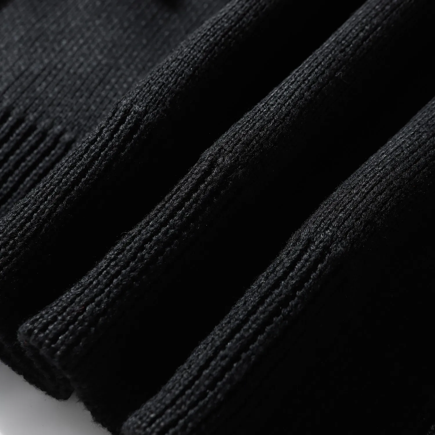 🅿️260 High quality 8826 Balenciaga/Paris double loop letter embroidered crew neck sweater black. With its unique design and elegant style, this sweater has become a must-have item this winter! The Paris double-loop letter embroidery design not only adds to the fashion sense of the sweater, but also makes it full of Parisian romance. The round neck design is simple and elegant, and it is very comfortable to wear. It is very suitable for wearing inside or outside. Black is an unbeatable classic color that can easily go out with any bottoms and attract attention. In terms of warmth, this sweater is made of high-quality wool and cashmere, which is not only soft and comfortable, but also very warm. Even in the cold winter, you don't have to worry about getting cold. At the same time, the tailoring of this sweater is also very elegant. It not only looks slim and slim when worn, but also shows off the body curve well -xs-l -Black