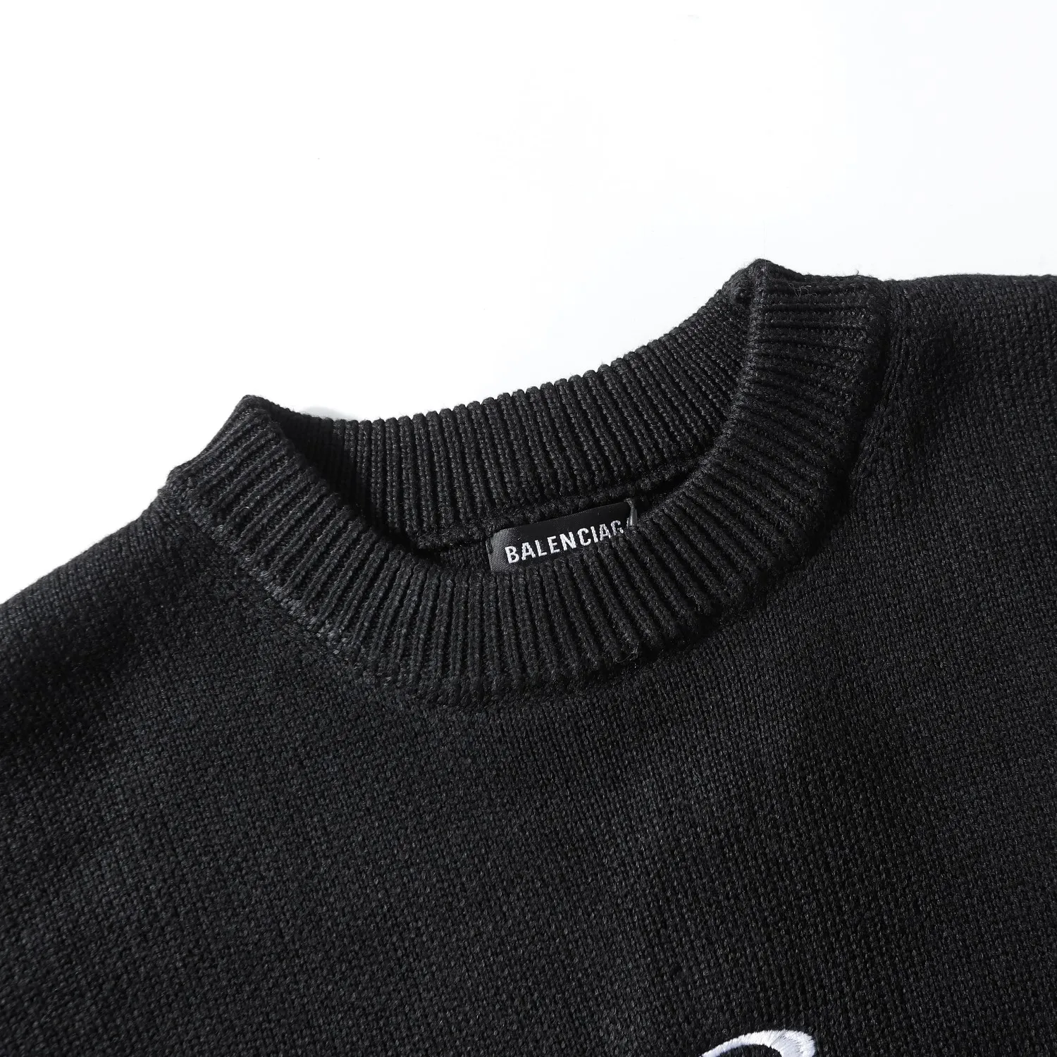 🅿️260 High quality 8826 Balenciaga/Paris double loop letter embroidered crew neck sweater black. With its unique design and elegant style, this sweater has become a must-have item this winter! The Paris double-loop letter embroidery design not only adds to the fashion sense of the sweater, but also makes it full of Parisian romance. The round neck design is simple and elegant, and it is very comfortable to wear. It is very suitable for wearing inside or outside. Black is an unbeatable classic color that can easily go out with any bottoms and attract attention. In terms of warmth, this sweater is made of high-quality wool and cashmere, which is not only soft and comfortable, but also very warm. Even in the cold winter, you don't have to worry about getting cold. At the same time, the tailoring of this sweater is also very elegant. It not only looks slim and slim when worn, but also shows off the body curve well -xs-l -Black