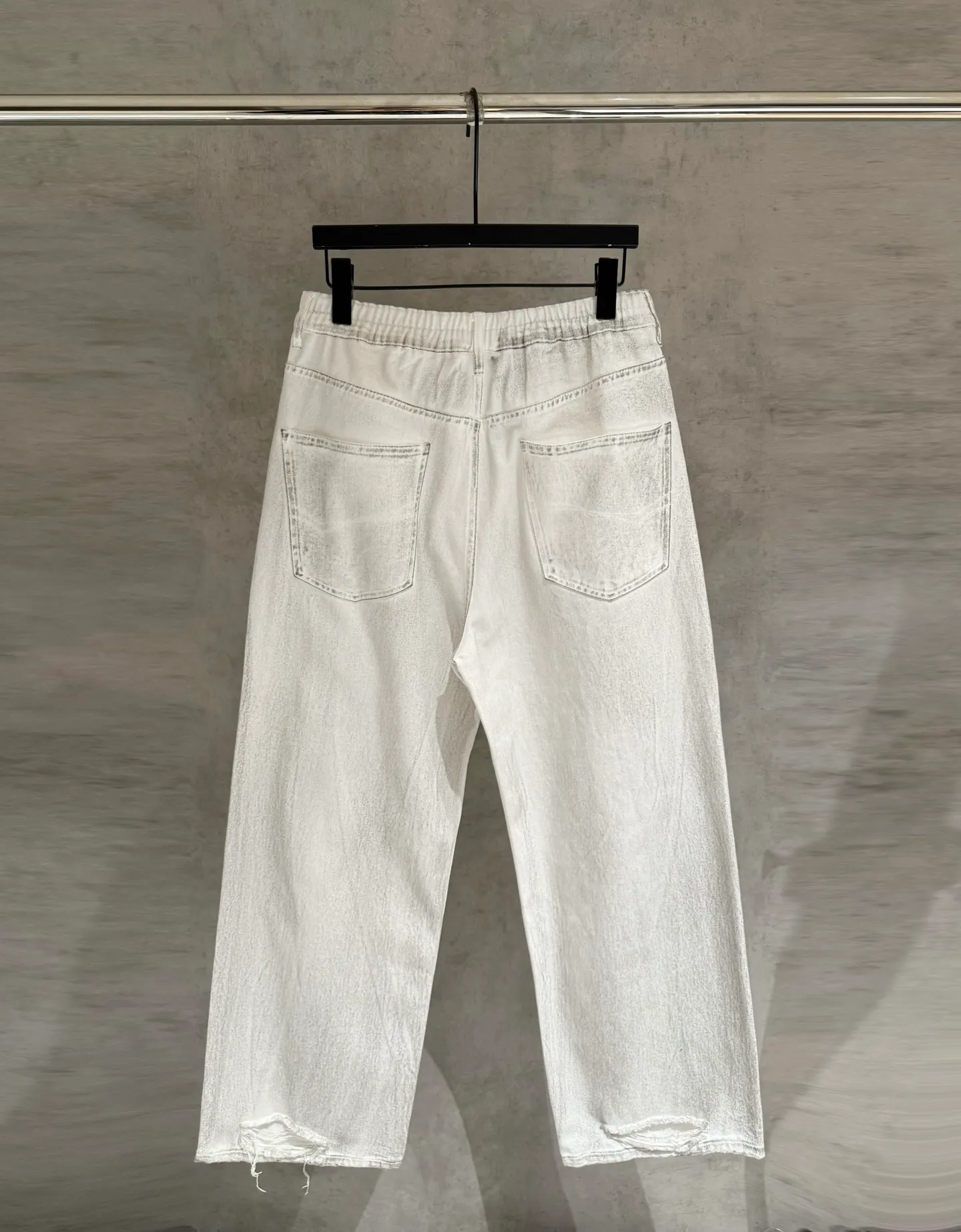 🅿️330 [Strict quality control] BAl Balenciaga white wasteland-style distressed jeans. Double B embroidery on the left side of the front panel. The distressed treatment is unique, and the wasteland-style design is super eye-catching. This style is particularly suitable for this year’s tone, allowing you to easily become a trend-setter at the forefront of fashion. Wearing it, whether paired with a simple top or a personalized jacket, can show a unique charm. Single color for men and women Size: M-2XL
