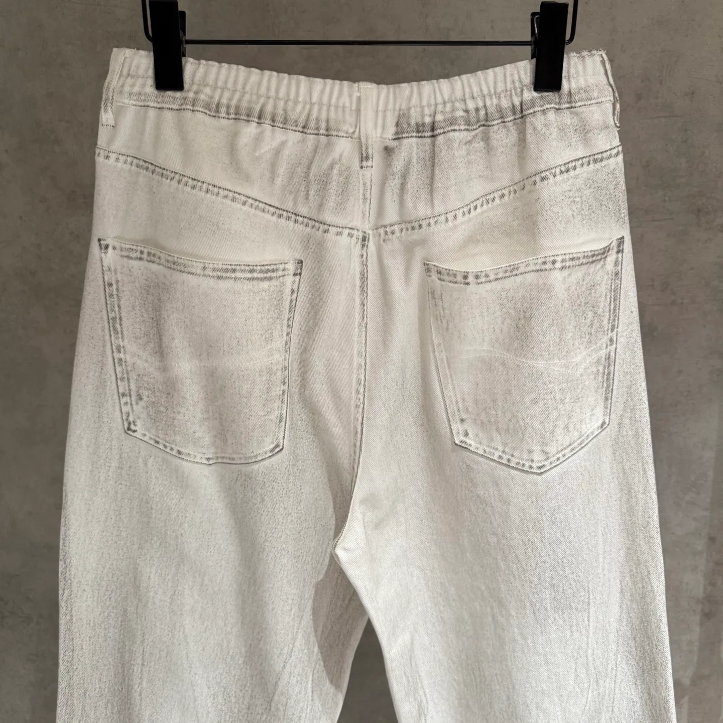 🅿️330 [Strict quality control] BAl Balenciaga white wasteland-style distressed jeans. Double B embroidery on the left side of the front panel. The distressed treatment is unique, and the wasteland-style design is super eye-catching. This style is particularly suitable for this year’s tone, allowing you to easily become a trend-setter at the forefront of fashion. Wearing it, whether paired with a simple top or a personalized jacket, can show a unique charm. Single color for men and women Size: M-2XL