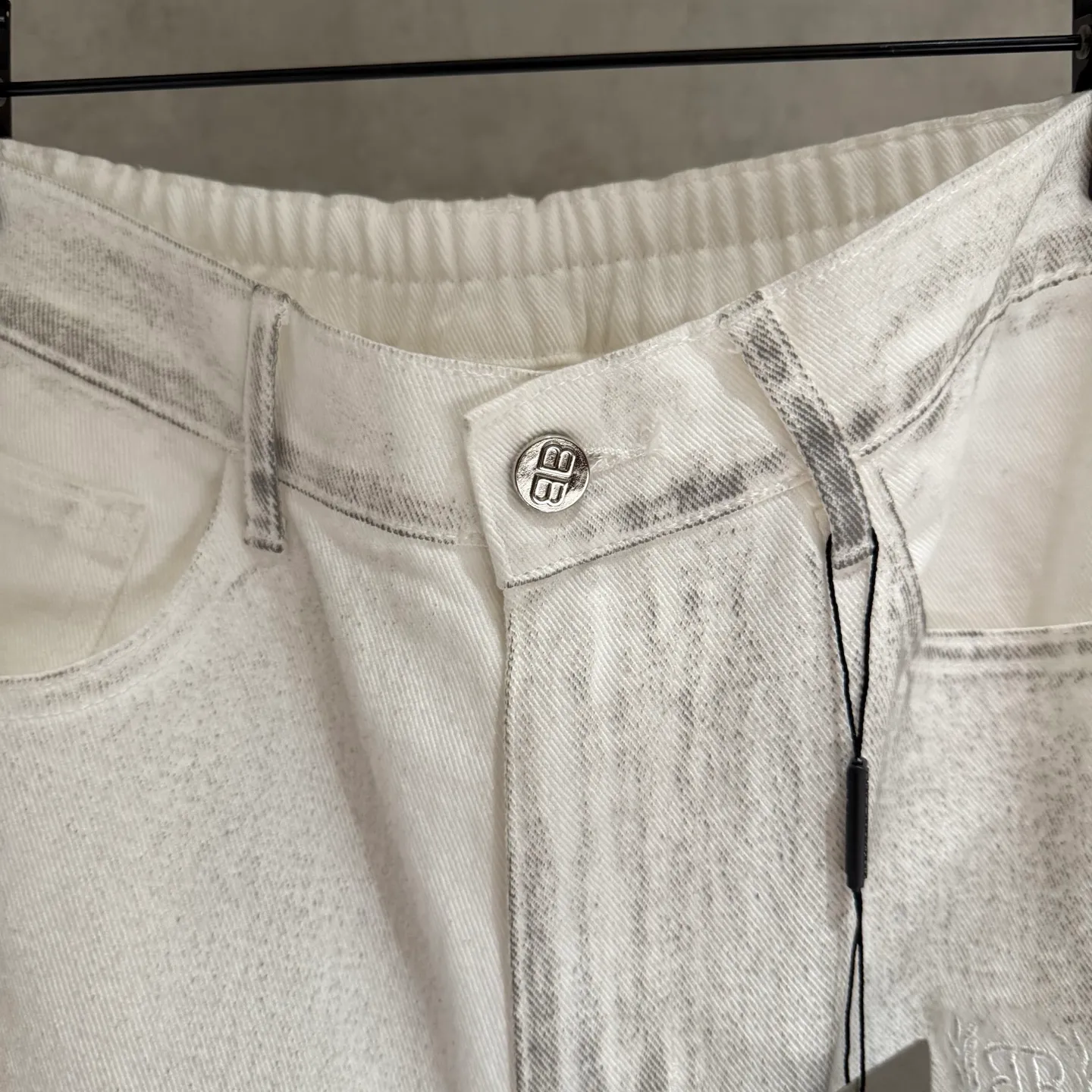 🅿️330 [Strict quality control] BAl Balenciaga white wasteland-style distressed jeans. Double B embroidery on the left side of the front panel. The distressed treatment is unique, and the wasteland-style design is super eye-catching. This style is particularly suitable for this year’s tone, allowing you to easily become a trend-setter at the forefront of fashion. Wearing it, whether paired with a simple top or a personalized jacket, can show a unique charm. Single color for men and women Size: M-2XL