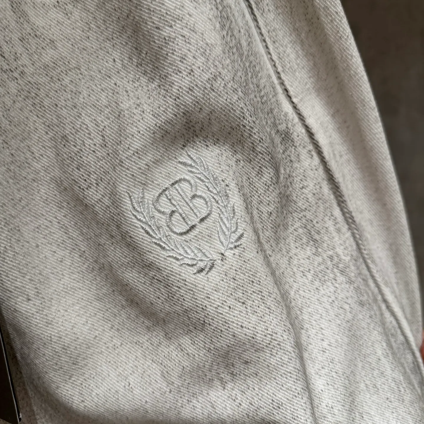 🅿️330 [Strict quality control] BAl Balenciaga white wasteland-style distressed jeans. Double B embroidery on the left side of the front panel. The distressed treatment is unique, and the wasteland-style design is super eye-catching. This style is particularly suitable for this year’s tone, allowing you to easily become a trend-setter at the forefront of fashion. Wearing it, whether paired with a simple top or a personalized jacket, can show a unique charm. Single color for men and women Size: M-2XL