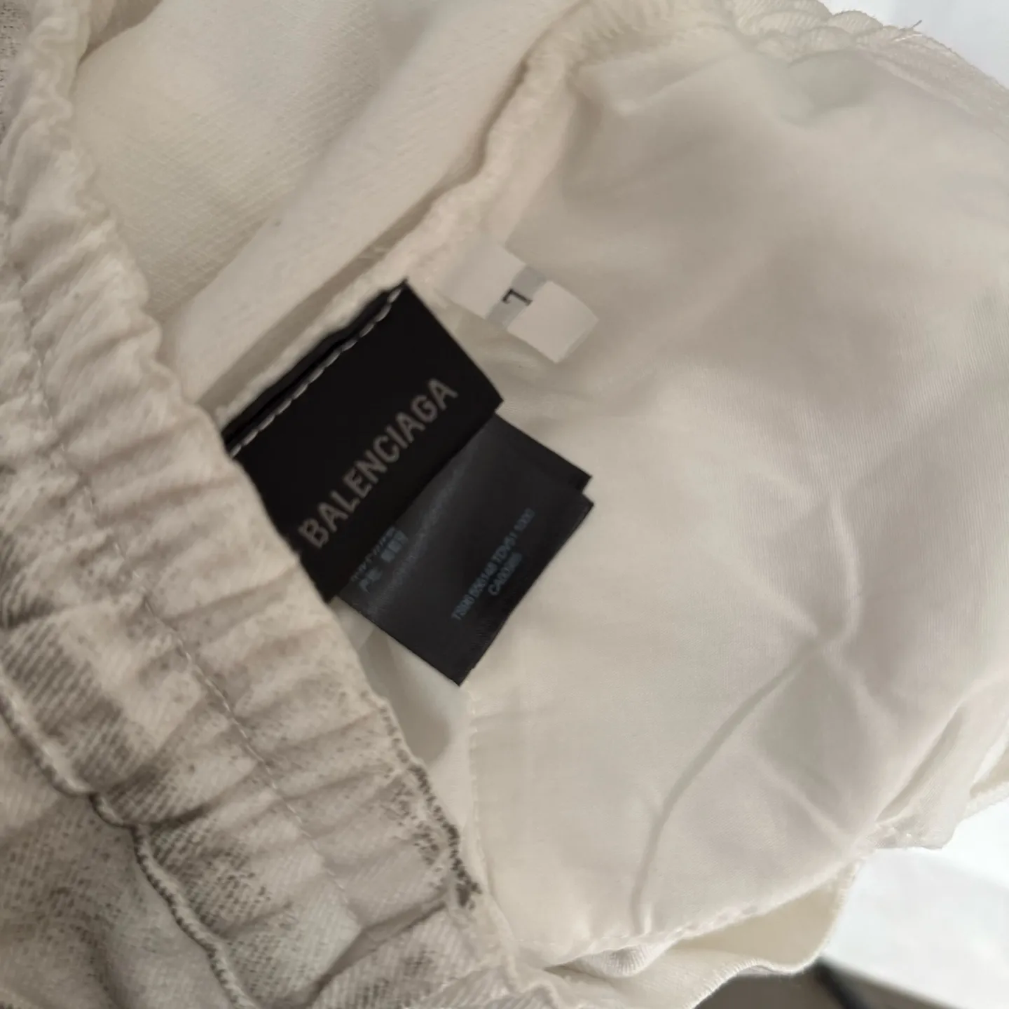 🅿️330 [Strict quality control] BAl Balenciaga white wasteland-style distressed jeans. Double B embroidery on the left side of the front panel. The distressed treatment is unique, and the wasteland-style design is super eye-catching. This style is particularly suitable for this year’s tone, allowing you to easily become a trend-setter at the forefront of fashion. Wearing it, whether paired with a simple top or a personalized jacket, can show a unique charm. Single color for men and women Size: M-2XL