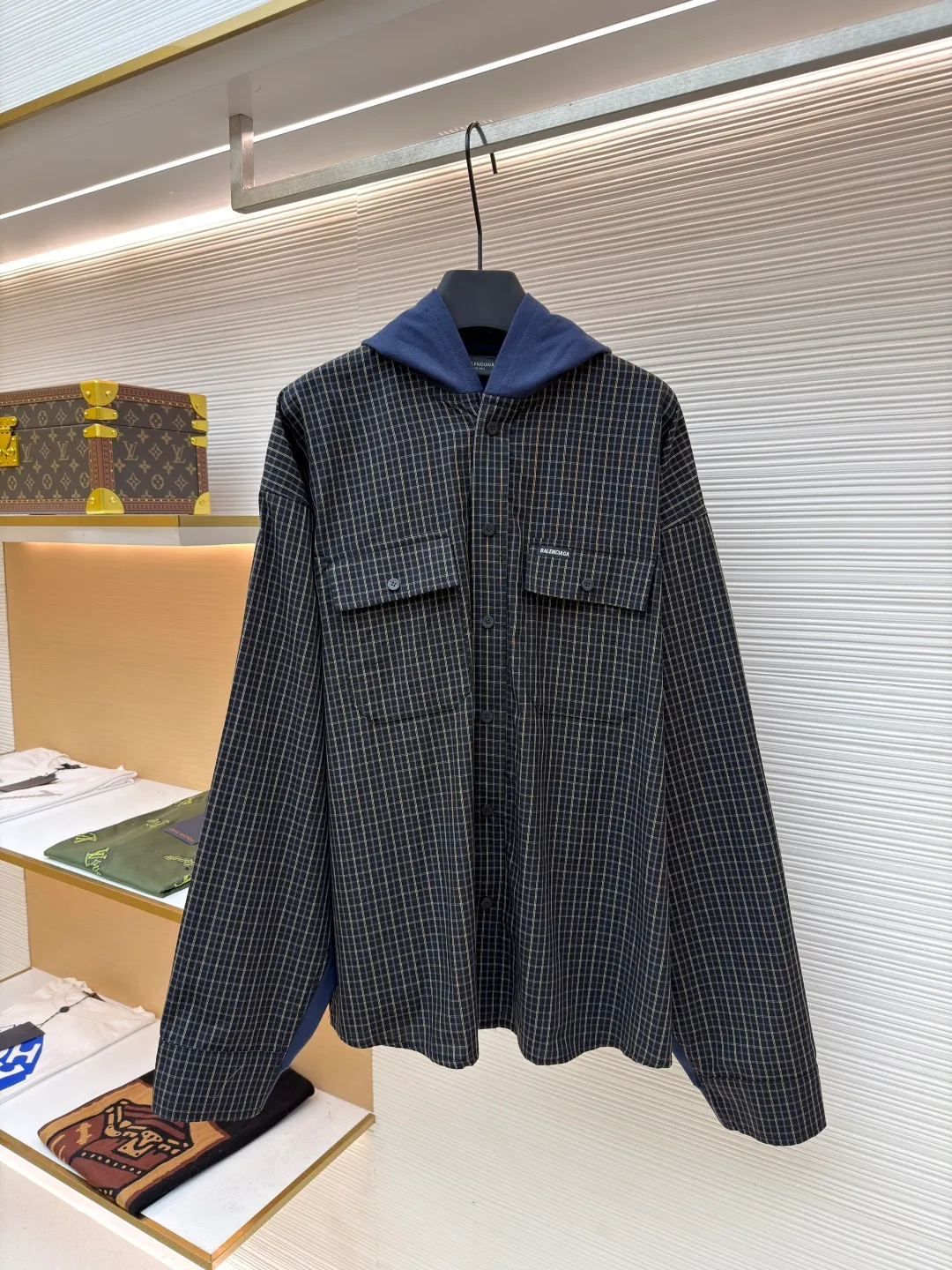 Balenciaga logo plaid splicing hooded jacket ●Original version: purchased and developed by 8838 ●Item number: 1680863-B05 ●Fabric: combed cotton fabric ●Technology: Made by positioning cutting machine ●Version: Loose version ●Weight: about 570 grams ●Size: 1-2-3-4 ●Description: Custom-woven and custom-dyed woven fabrics are made of high-count worsted yarn and are precisely interwoven with two-color warp and weft yarns to form a three-dimensional plaid. The yarn ratio and tension must be strictly controlled to ensure the uniformity of the plaid. 300G knitted fabric base, using high-weight knitted base fabric, taking into account stiffness and elasticity, ensuring the balance between drape and dynamic comfort of the pants. The overall wiring is straight and delicate, the fabric is comfortable and soft, and the color is consistent without color difference. It can be matched with the same style to create a fashionable look and control various occasions. Customized accessories, complete with three standards, same style for men and women!