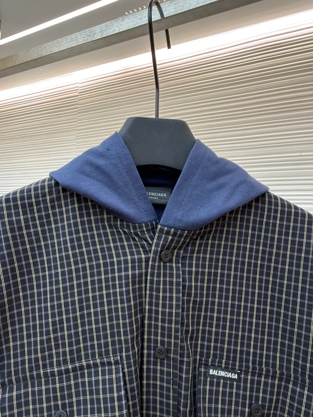 Balenciaga logo plaid splicing hooded jacket ●Original version: purchased and developed by 8838 ●Item number: 1680863-B05 ●Fabric: combed cotton fabric ●Technology: Made by positioning cutting machine ●Version: Loose version ●Weight: about 570 grams ●Size: 1-2-3-4 ●Description: Custom-woven and custom-dyed woven fabrics are made of high-count worsted yarn and are precisely interwoven with two-color warp and weft yarns to form a three-dimensional plaid. The yarn ratio and tension must be strictly controlled to ensure the uniformity of the plaid. 300G knitted fabric base, using high-weight knitted base fabric, taking into account stiffness and elasticity, ensuring the balance between drape and dynamic comfort of the pants. The overall wiring is straight and delicate, the fabric is comfortable and soft, and the color is consistent without color difference. It can be matched with the same style to create a fashionable look and control various occasions. Customized accessories, complete with three standards, same style for men and women!