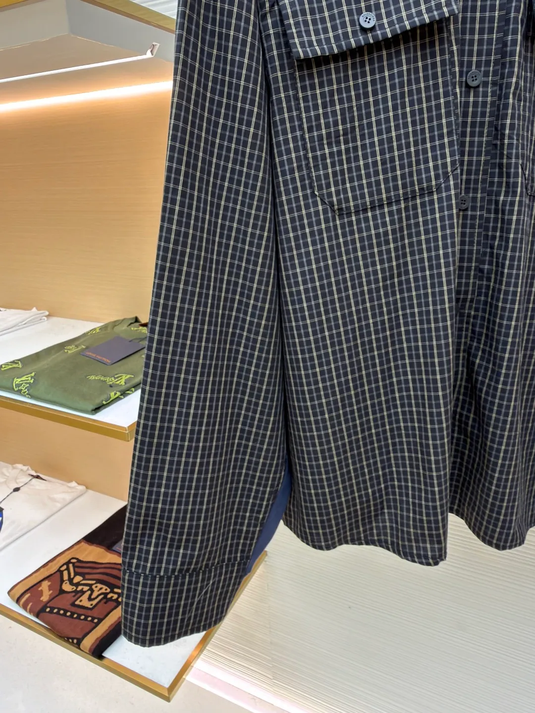 Balenciaga logo plaid splicing hooded jacket ●Original version: purchased and developed by 8838 ●Item number: 1680863-B05 ●Fabric: combed cotton fabric ●Technology: Made by positioning cutting machine ●Version: Loose version ●Weight: about 570 grams ●Size: 1-2-3-4 ●Description: Custom-woven and custom-dyed woven fabrics are made of high-count worsted yarn and are precisely interwoven with two-color warp and weft yarns to form a three-dimensional plaid. The yarn ratio and tension must be strictly controlled to ensure the uniformity of the plaid. 300G knitted fabric base, using high-weight knitted base fabric, taking into account stiffness and elasticity, ensuring the balance between drape and dynamic comfort of the pants. The overall wiring is straight and delicate, the fabric is comfortable and soft, and the color is consistent without color difference. It can be matched with the same style to create a fashionable look and control various occasions. Customized accessories, complete with three standards, same style for men and women!