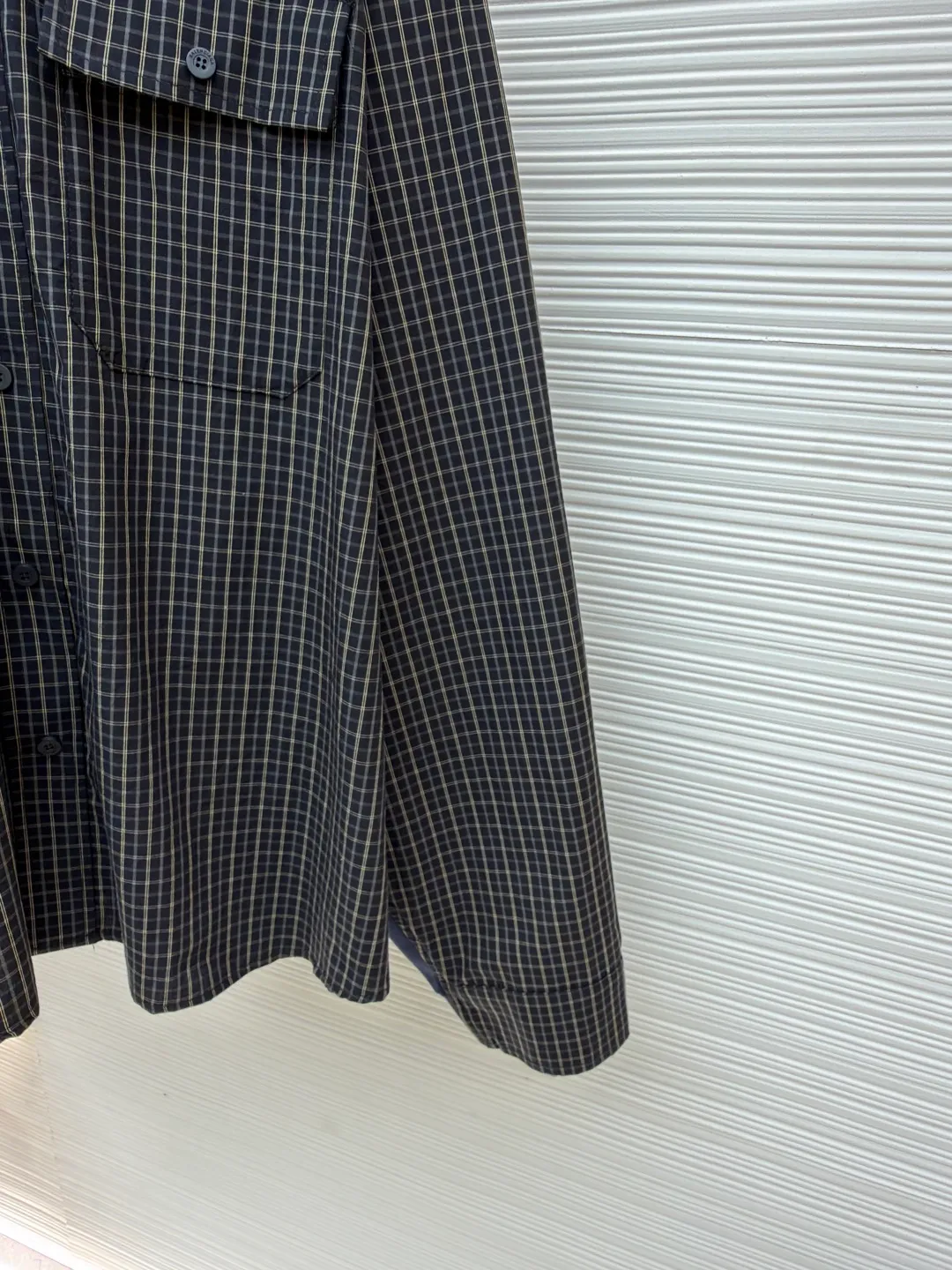 Balenciaga logo plaid splicing hooded jacket ●Original version: purchased and developed by 8838 ●Item number: 1680863-B05 ●Fabric: combed cotton fabric ●Technology: Made by positioning cutting machine ●Version: Loose version ●Weight: about 570 grams ●Size: 1-2-3-4 ●Description: Custom-woven and custom-dyed woven fabrics are made of high-count worsted yarn and are precisely interwoven with two-color warp and weft yarns to form a three-dimensional plaid. The yarn ratio and tension must be strictly controlled to ensure the uniformity of the plaid. 300G knitted fabric base, using high-weight knitted base fabric, taking into account stiffness and elasticity, ensuring the balance between drape and dynamic comfort of the pants. The overall wiring is straight and delicate, the fabric is comfortable and soft, and the color is consistent without color difference. It can be matched with the same style to create a fashionable look and control various occasions. Customized accessories, complete with three standards, same style for men and women!
