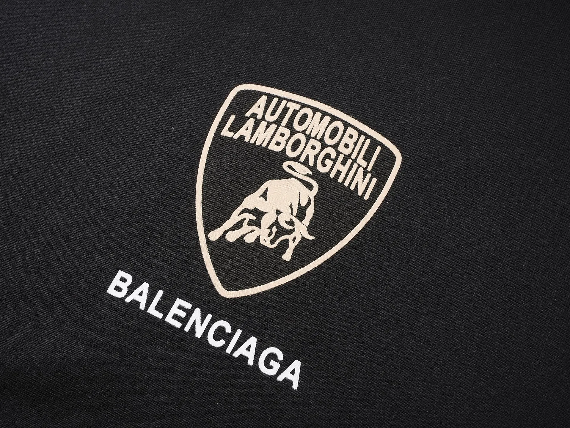 🅿️310 Real photos [Top version. Official website quality] BALENCI*GA/Paris co-branded Lamborghini Lamborghini front pattern LOGO printed hooded sweatshirt SS25 latest model. Research and development at the first time, different market currencies. Comparisons welcome. The fabric is made of Paris ZP custom-woven and dyed cotton sweatshirt. Weighing 460 grams, the cloth surface is clean. The cloth pattern is clear, soft and comfortable. The threads are dyed with no color difference. The printing uses imported environmentally friendly glue printing. The pattern letters are clear, three-dimensional and without burrs. Jubie market produces pictures based on pictures. Welcome to compare. The version adopts OS loose shoulder design. Same style for men and women. Code: BL259930 Color: Black Size: XS S M L
