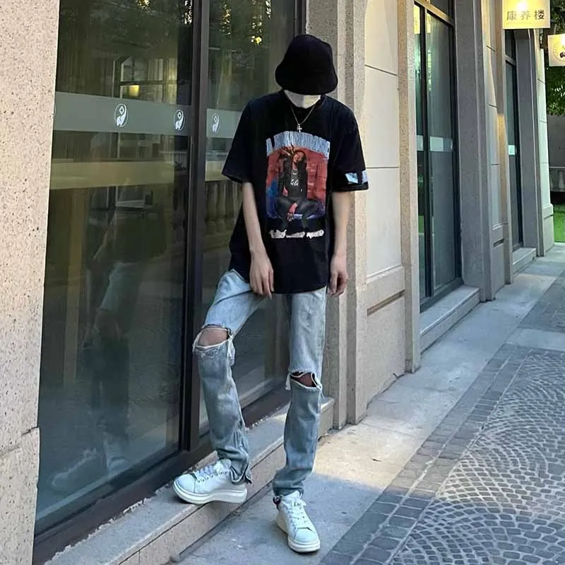 ♻️💯Upper body reference model picture❤️Top tested version 22SS new BALENCIAGA Balenciaga co-branded Aya rock girl portrait print burst pattern discharge dye male and female couple star same style pure cotton short sleeves Heavy industry, heavy industry. This chest print alone was printed more than 20 times, and I almost gave up several times. With a QR code scanning machine, there is no way to successfully scan the original version, as the color alternation is too complicated. Because the transitional fast colors are too close, they must be manually debugged multiple times. The printing uses a combination of discharge dyeing + direct injection. There is no glue base for printing. The dye is completely combined with the fabric. The printing anti-counterfeiting can be torn at any time without damaging the printing. The cuff printing adopts the burst pattern technology, which bursts naturally. It can also be pulled apart manually. The fabric of the clothes is made of snowflake color and is pre-shrunk and washed in 2 washes. It is guaranteed that the clothes will not fade, have no re-dyed and odor, and the details will never matter. The fabric weighs up to 300g after washing. Color: Washed Gray Size: XS-L P:320