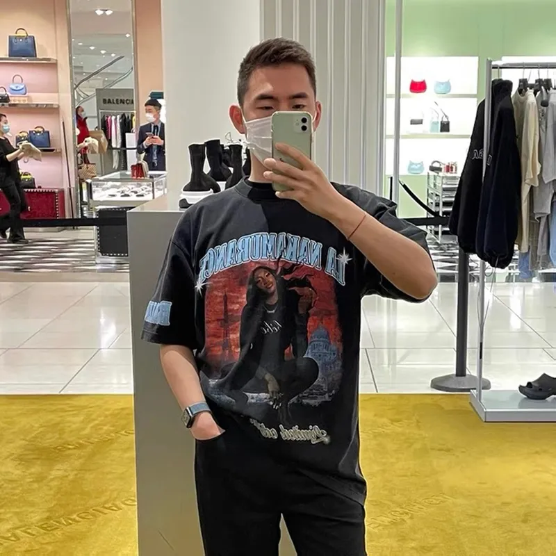 ♻️💯Upper body reference model picture❤️Top tested version 22SS new BALENCIAGA Balenciaga co-branded Aya rock girl portrait print burst pattern discharge dye male and female couple star same style pure cotton short sleeves Heavy industry, heavy industry. This chest print alone was printed more than 20 times, and I almost gave up several times. With a QR code scanning machine, there is no way to successfully scan the original version, as the color alternation is too complicated. Because the transitional fast colors are too close, they must be manually debugged multiple times. The printing uses a combination of discharge dyeing + direct injection. There is no glue base for printing. The dye is completely combined with the fabric. The printing anti-counterfeiting can be torn at any time without damaging the printing. The cuff printing adopts the burst pattern technology, which bursts naturally. It can also be pulled apart manually. The fabric of the clothes is made of snowflake color and is pre-shrunk and washed in 2 washes. It is guaranteed that the clothes will not fade, have no re-dyed and odor, and the details will never matter. The fabric weighs up to 300g after washing. Color: Washed Gray Size: XS-L P:320