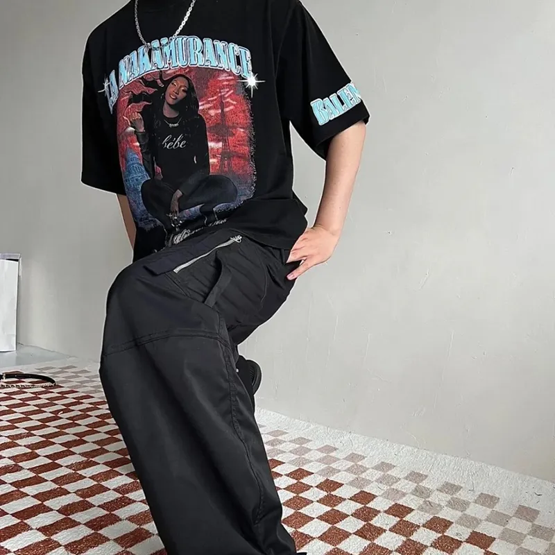 ♻️💯Upper body reference model picture❤️Top tested version 22SS new BALENCIAGA Balenciaga co-branded Aya rock girl portrait print burst pattern discharge dye male and female couple star same style pure cotton short sleeves Heavy industry, heavy industry. This chest print alone was printed more than 20 times, and I almost gave up several times. With a QR code scanning machine, there is no way to successfully scan the original version, as the color alternation is too complicated. Because the transitional fast colors are too close, they must be manually debugged multiple times. The printing uses a combination of discharge dyeing + direct injection. There is no glue base for printing. The dye is completely combined with the fabric. The printing anti-counterfeiting can be torn at any time without damaging the printing. The cuff printing adopts the burst pattern technology, which bursts naturally. It can also be pulled apart manually. The fabric of the clothes is made of snowflake color and is pre-shrunk and washed in 2 washes. It is guaranteed that the clothes will not fade, have no re-dyed and odor, and the details will never matter. The fabric weighs up to 300g after washing. Color: Washed Gray Size: XS-L P:320