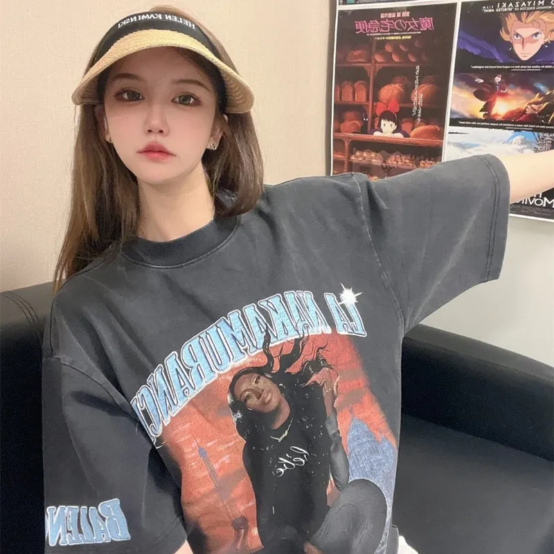 ♻️💯Upper body reference model picture❤️Top tested version 22SS new BALENCIAGA Balenciaga co-branded Aya rock girl portrait print burst pattern discharge dye male and female couple star same style pure cotton short sleeves Heavy industry, heavy industry. This chest print alone was printed more than 20 times, and I almost gave up several times. With a QR code scanning machine, there is no way to successfully scan the original version, as the color alternation is too complicated. Because the transitional fast colors are too close, they must be manually debugged multiple times. The printing uses a combination of discharge dyeing + direct injection. There is no glue base for printing. The dye is completely combined with the fabric. The printing anti-counterfeiting can be torn at any time without damaging the printing. The cuff printing adopts the burst pattern technology, which bursts naturally. It can also be pulled apart manually. The fabric of the clothes is made of snowflake color and is pre-shrunk and washed in 2 washes. It is guaranteed that the clothes will not fade, have no re-dyed and odor, and the details will never matter. The fabric weighs up to 300g after washing. Color: Washed Gray Size: XS-L P:320