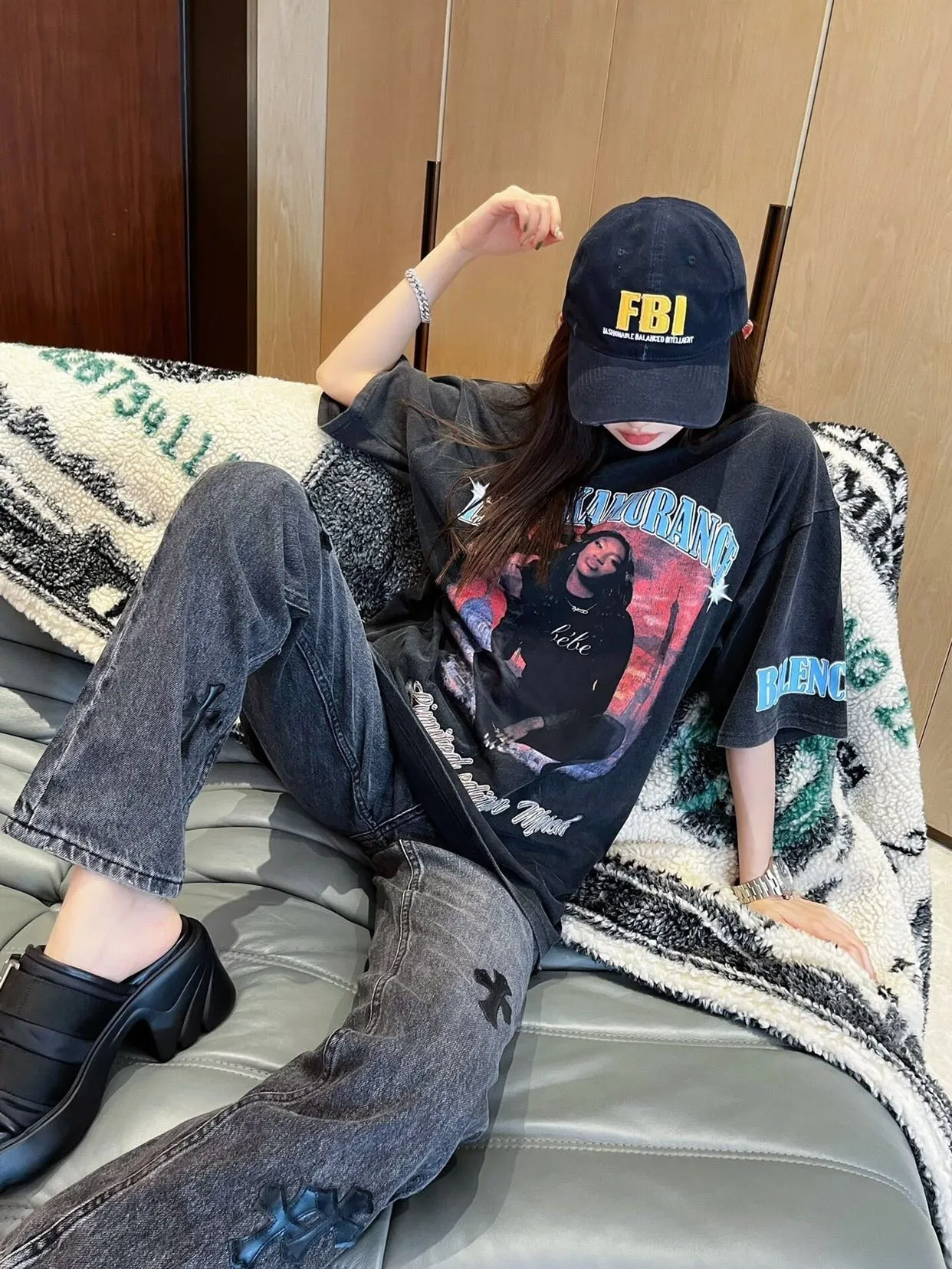 ♻️💯Upper body reference model picture❤️Top tested version 22SS new BALENCIAGA Balenciaga co-branded Aya rock girl portrait print burst pattern discharge dye male and female couple star same style pure cotton short sleeves Heavy industry, heavy industry. This chest print alone was printed more than 20 times, and I almost gave up several times. With a QR code scanning machine, there is no way to successfully scan the original version, as the color alternation is too complicated. Because the transitional fast colors are too close, they must be manually debugged multiple times. The printing uses a combination of discharge dyeing + direct injection. There is no glue base for printing. The dye is completely combined with the fabric. The printing anti-counterfeiting can be torn at any time without damaging the printing. The cuff printing adopts the burst pattern technology, which bursts naturally. It can also be pulled apart manually. The fabric of the clothes is made of snowflake color and is pre-shrunk and washed in 2 washes. It is guaranteed that the clothes will not fade, have no re-dyed and odor, and the details will never matter. The fabric weighs up to 300g after washing. Color: Washed Gray Size: XS-L P:320