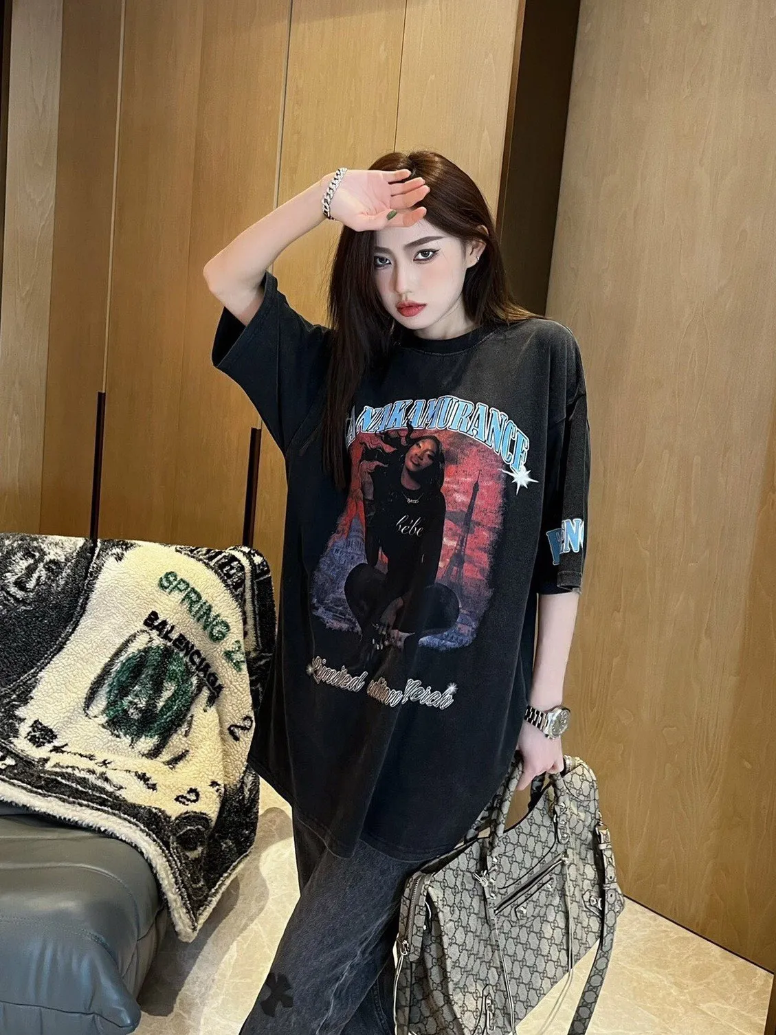 ♻️💯Upper body reference model picture❤️Top tested version 22SS new BALENCIAGA Balenciaga co-branded Aya rock girl portrait print burst pattern discharge dye male and female couple star same style pure cotton short sleeves Heavy industry, heavy industry. This chest print alone was printed more than 20 times, and I almost gave up several times. With a QR code scanning machine, there is no way to successfully scan the original version, as the color alternation is too complicated. Because the transitional fast colors are too close, they must be manually debugged multiple times. The printing uses a combination of discharge dyeing + direct injection. There is no glue base for printing. The dye is completely combined with the fabric. The printing anti-counterfeiting can be torn at any time without damaging the printing. The cuff printing adopts the burst pattern technology, which bursts naturally. It can also be pulled apart manually. The fabric of the clothes is made of snowflake color and is pre-shrunk and washed in 2 washes. It is guaranteed that the clothes will not fade, have no re-dyed and odor, and the details will never matter. The fabric weighs up to 300g after washing. Color: Washed Gray Size: XS-L P:320