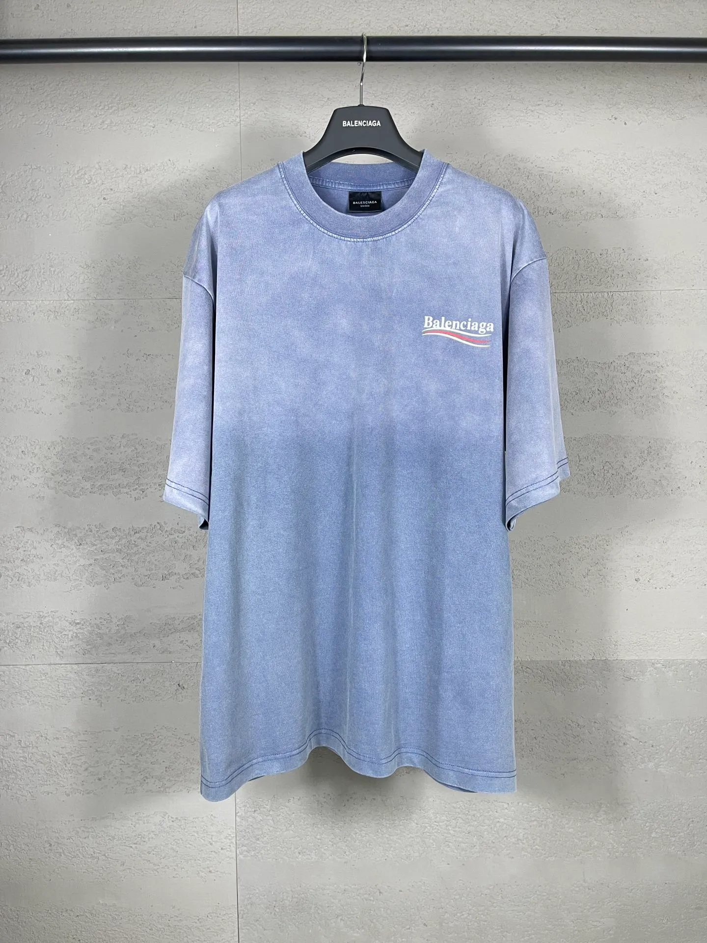 🅿️190 real photos [Top version. Official website quality] BALENCI*GA/Paris#Classic style, 2025 spring and summer new style. Coke printed ripped washed and distressed short-sleeved T-shirt#. The blue wash water is sprayed with maliu gradient fried color effect. The fabric is made of Paris ZP custom-woven and dyed cotton double yarn. Weighing 260 grams, the cloth surface is clean. The cloth pattern is clear, soft and comfortable. The threads are dyed with no color difference. The classic pattern printing uses environmentally friendly imported glue and precision stencil. The letters are clear. No burrs. The three-dimensional effect is strong. The garments are washed and worn. All colors are synchronized with the brick cabinets, custom woven and dyed, and will not fade. Different market currencies. The version adopts OS loose shoulder design. Same style for men and women. Code: BL253631 Color: washed blue, washed light purple Size: XS S M L