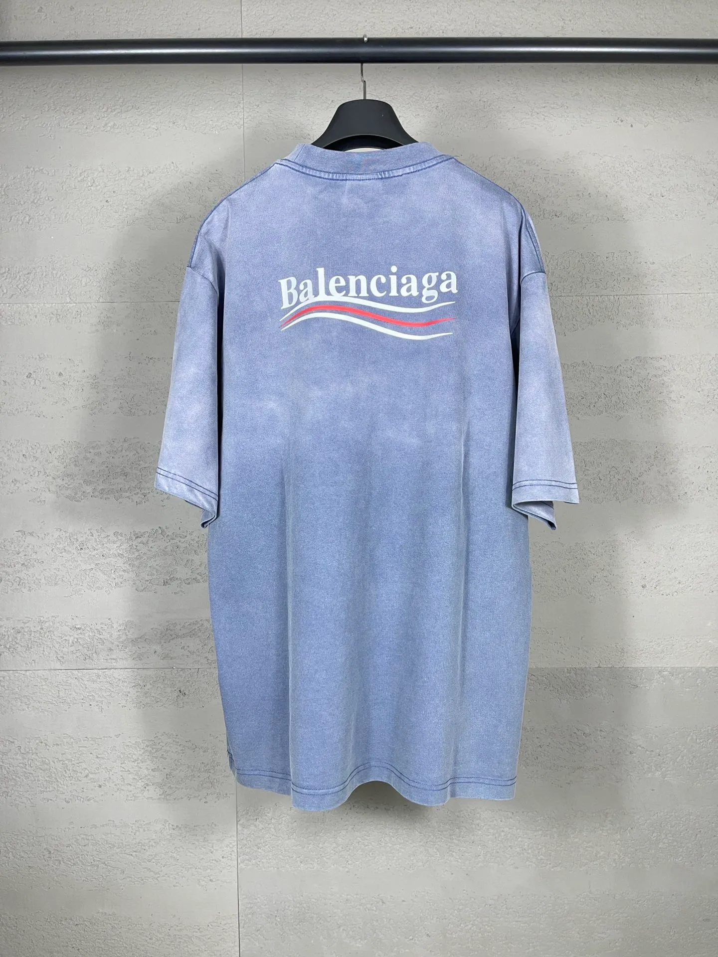 🅿️190 real photos [Top version. Official website quality] BALENCI*GA/Paris#Classic style, 2025 spring and summer new style. Coke printed ripped washed and distressed short-sleeved T-shirt#. The blue wash water is sprayed with maliu gradient fried color effect. The fabric is made of Paris ZP custom-woven and dyed cotton double yarn. Weighing 260 grams, the cloth surface is clean. The cloth pattern is clear, soft and comfortable. The threads are dyed with no color difference. The classic pattern printing uses environmentally friendly imported glue and precision stencil. The letters are clear. No burrs. The three-dimensional effect is strong. The garments are washed and worn. All colors are synchronized with the brick cabinets, custom woven and dyed, and will not fade. Different market currencies. The version adopts OS loose shoulder design. Same style for men and women. Code: BL253631 Color: washed blue, washed light purple Size: XS S M L